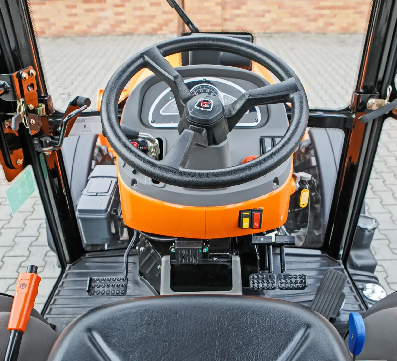 Wnętrze ciągnika Arbos 2040 z deską rozdzielczą