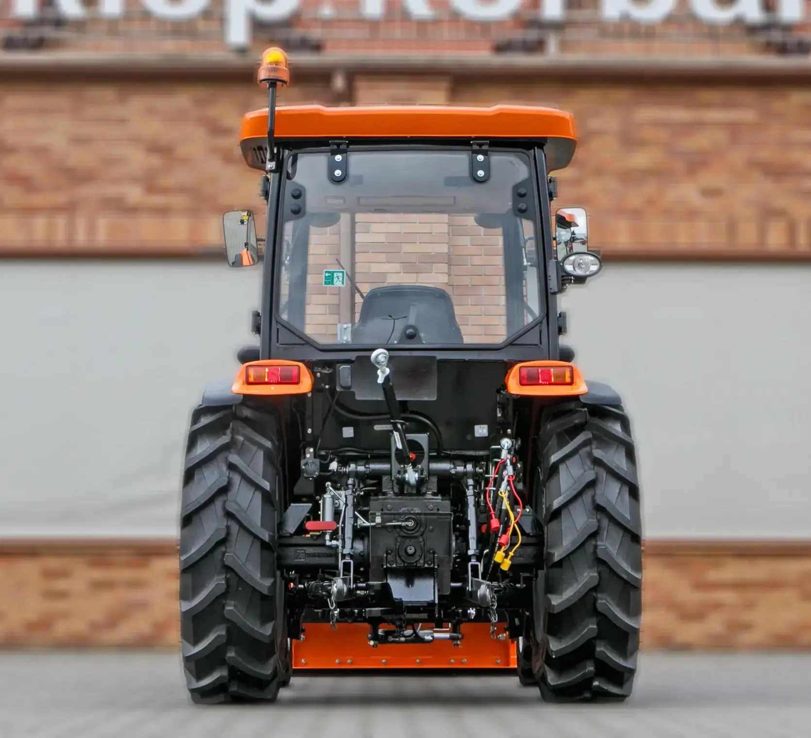 Ciągnik rolniczy Arbos 2040 z tyłu