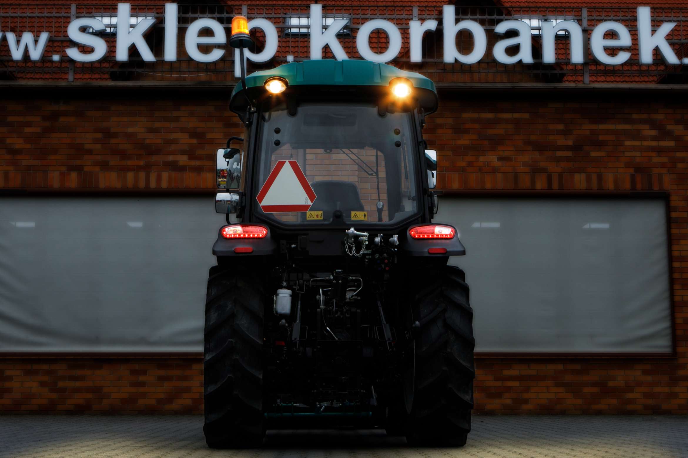 Pełne oświetlenie robocze ciągnika Arbos 3055 z tyłu