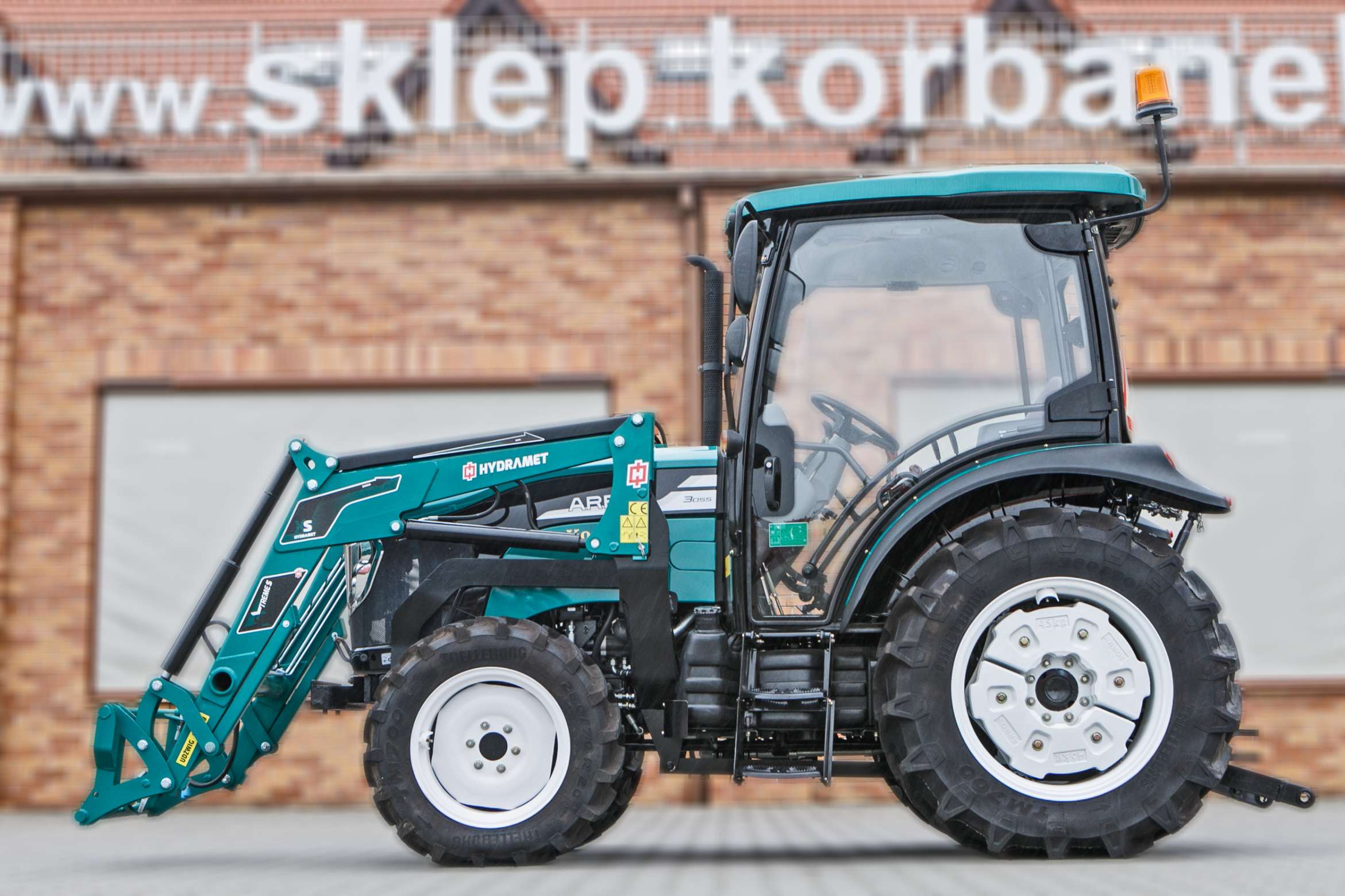 Ciągnik rolniczy Arbos 3055 z ładowaczem widok z lewej strony