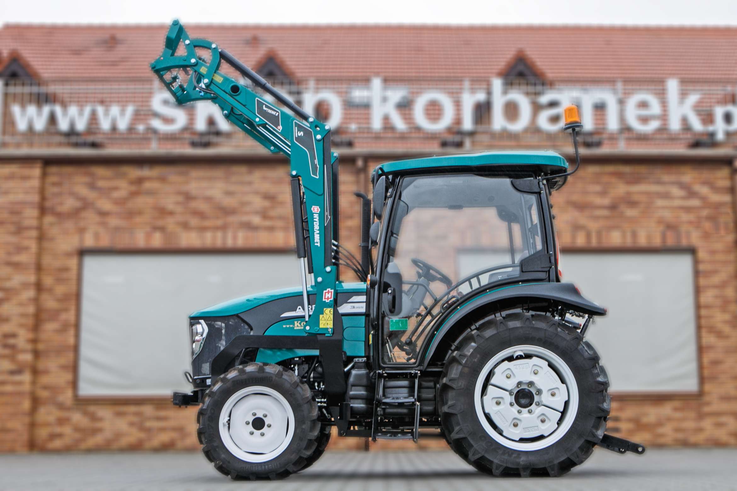 Ciągnik rolniczy Arbos 3055 z ładowaczem Xtreme widok z lewej strony