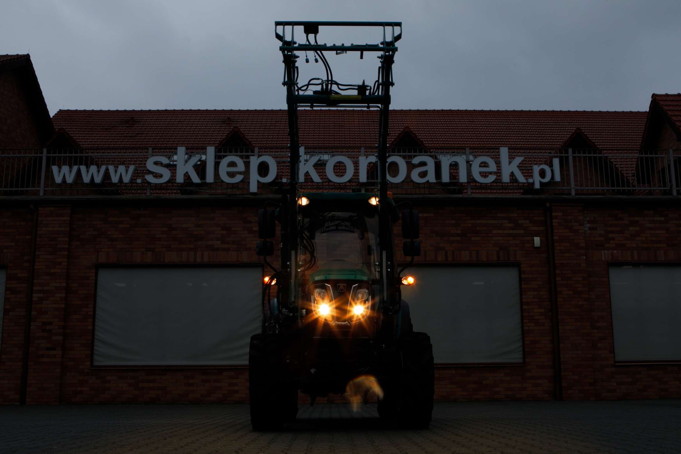 Pełne oświetlenie robocze ciągnika Arbos 3055