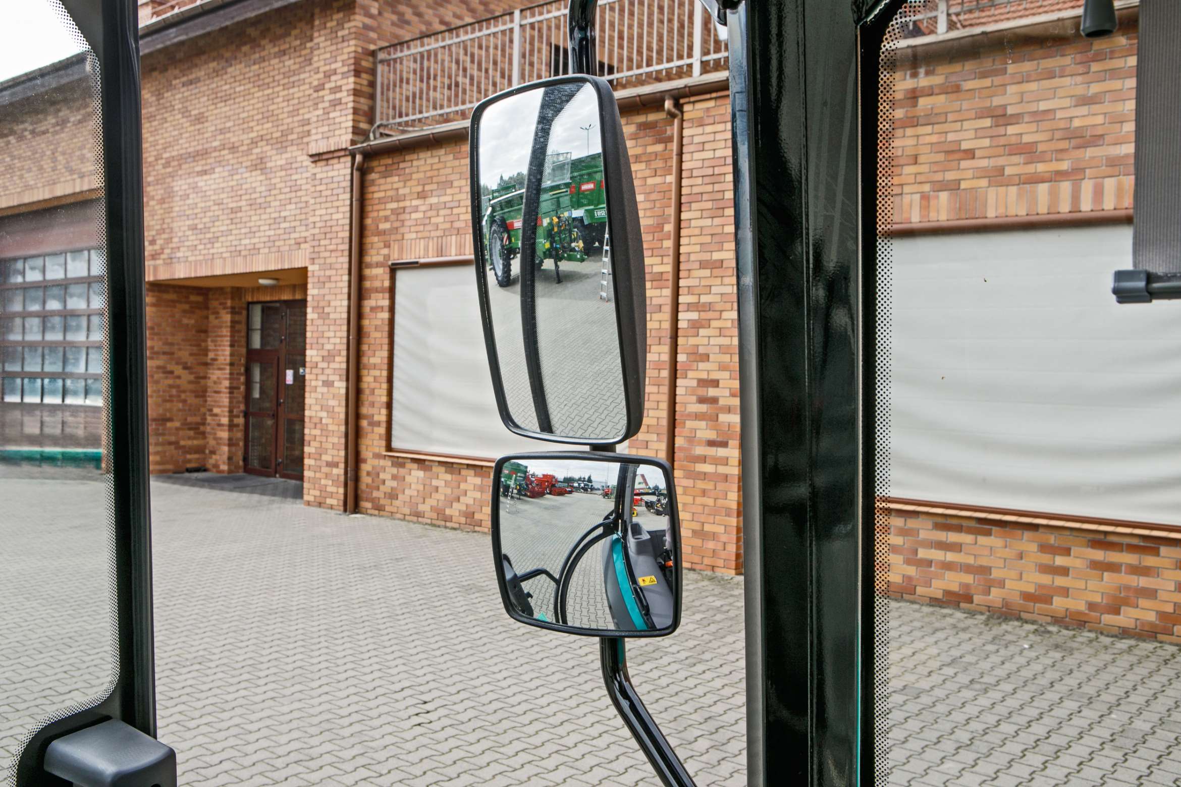 Ciągnik rolniczy Arbos 3055 Stage V widok na lusterka
