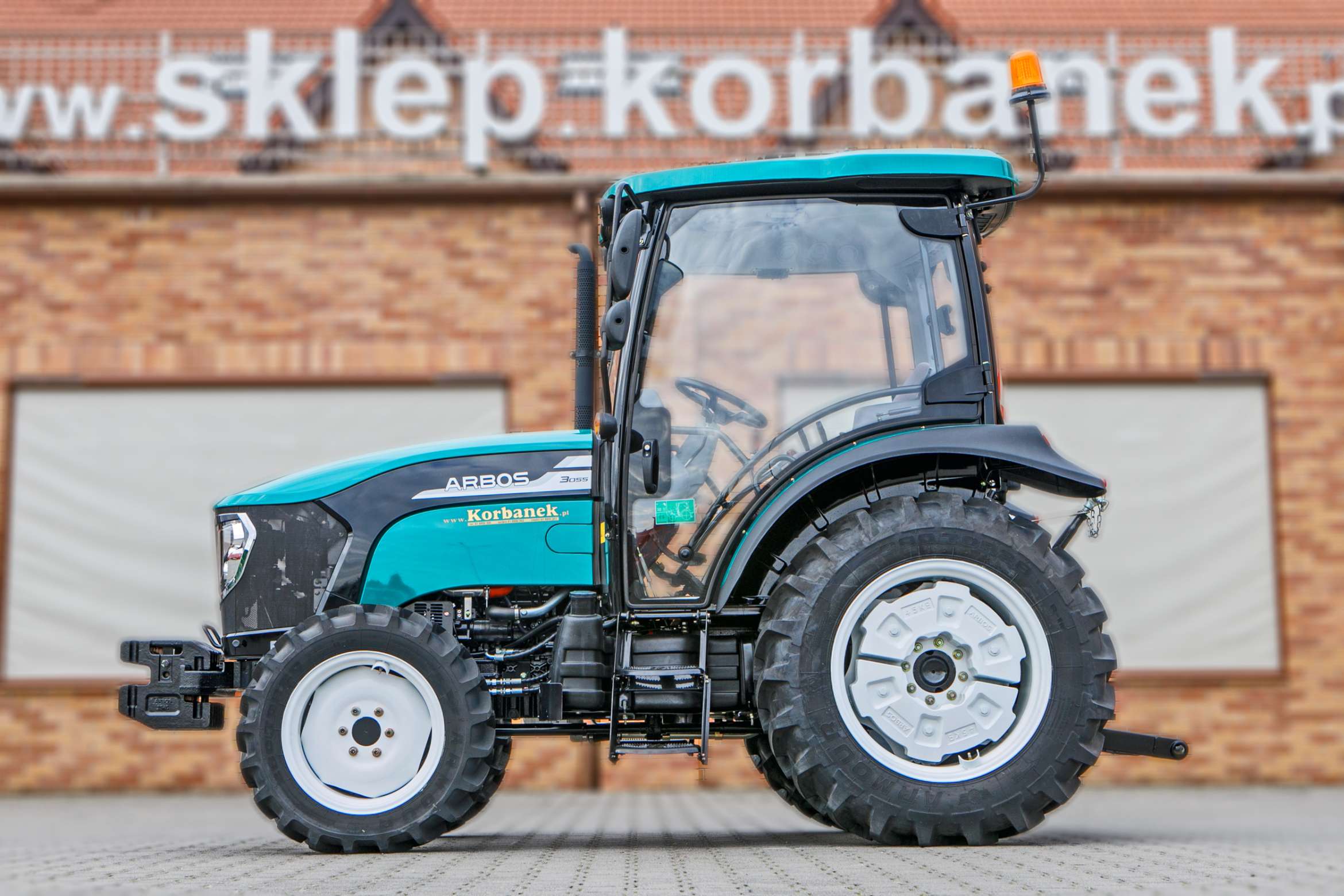 Ciągnik rolniczy Arbos 3055 Stage V widok z lewej strony