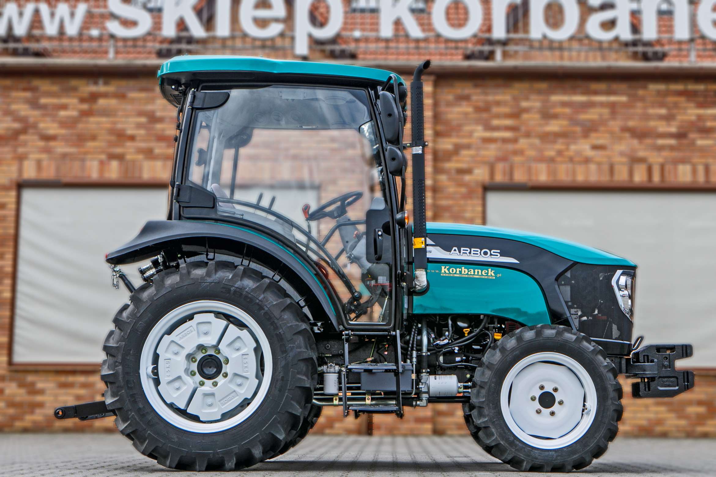 Ciągnik rolniczy Arbos 3055 Stage V widok z prawej strony