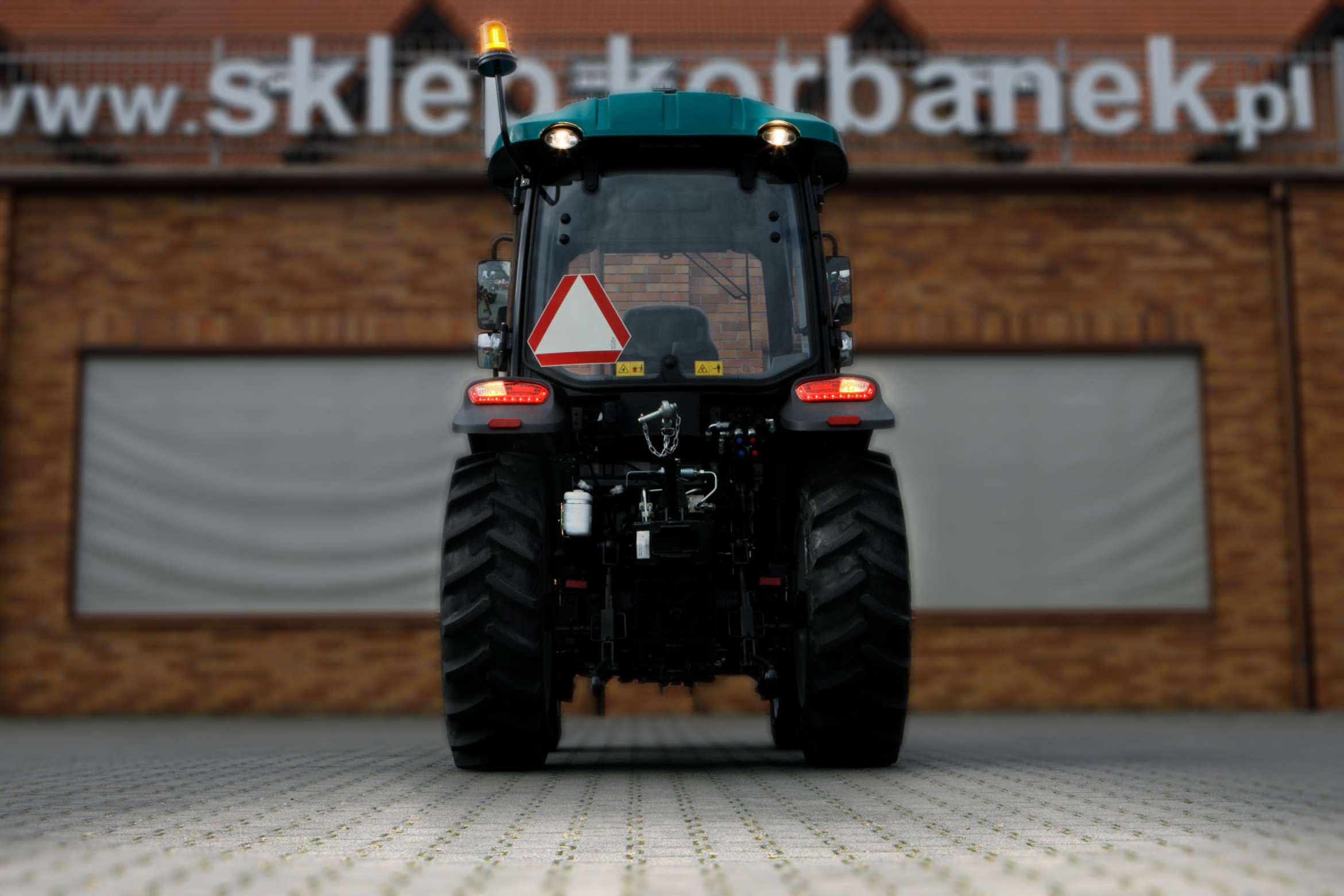 Ciągnik rolniczy Arbos 3055 Stage V widok na tylne oświetlenie