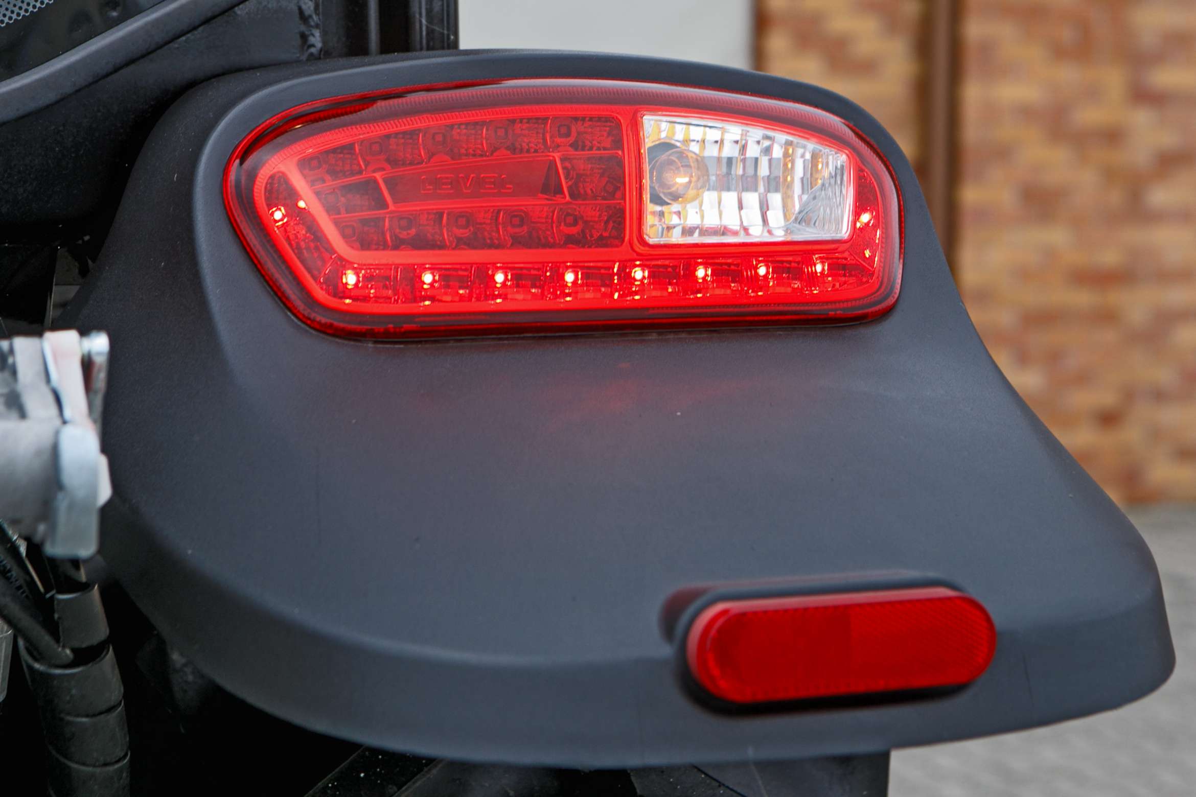 Widok tylnej prawej lampy ciągnika Arbos 3055