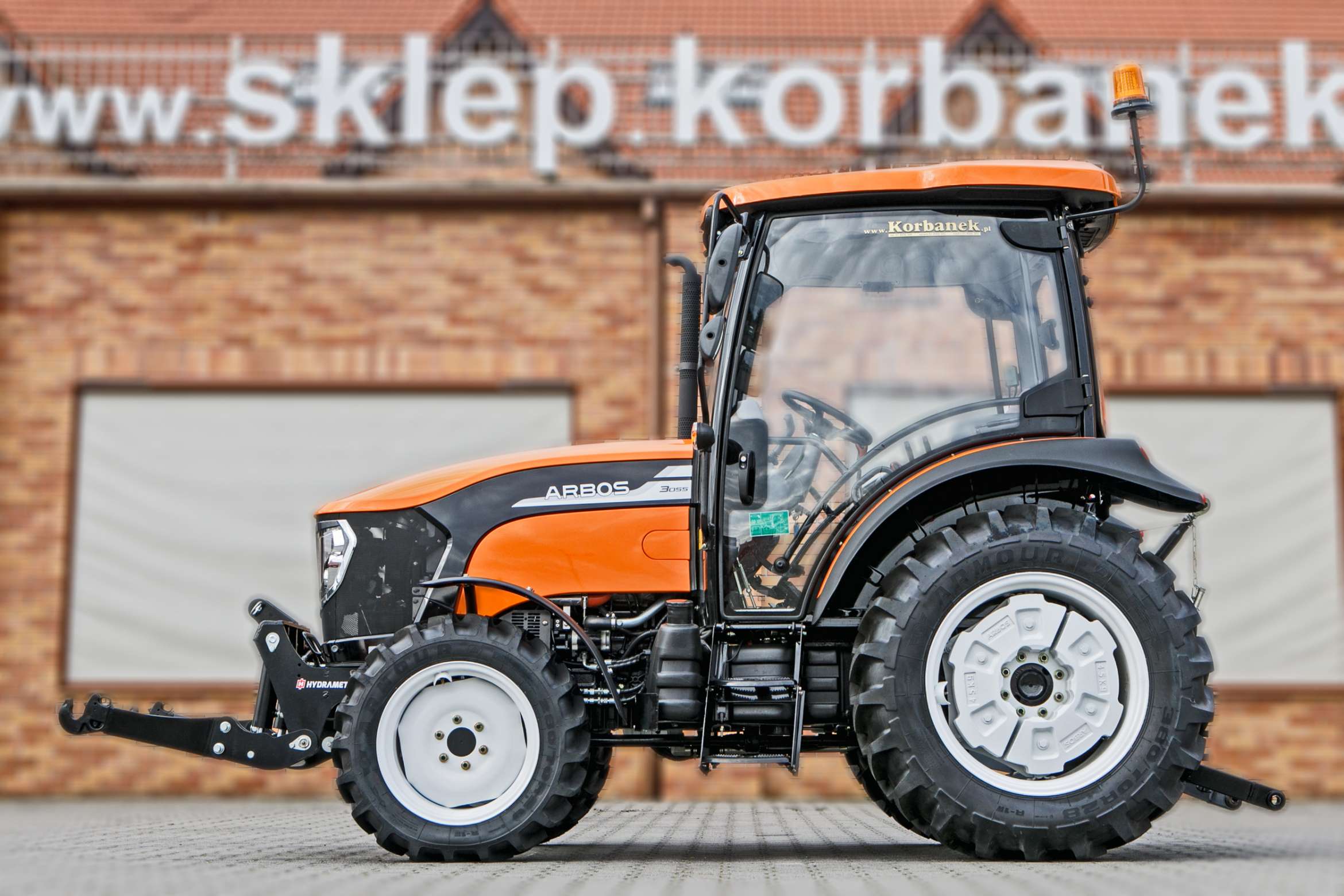Ciągnik rolniczy Arbos 3055 widok z lewej strony