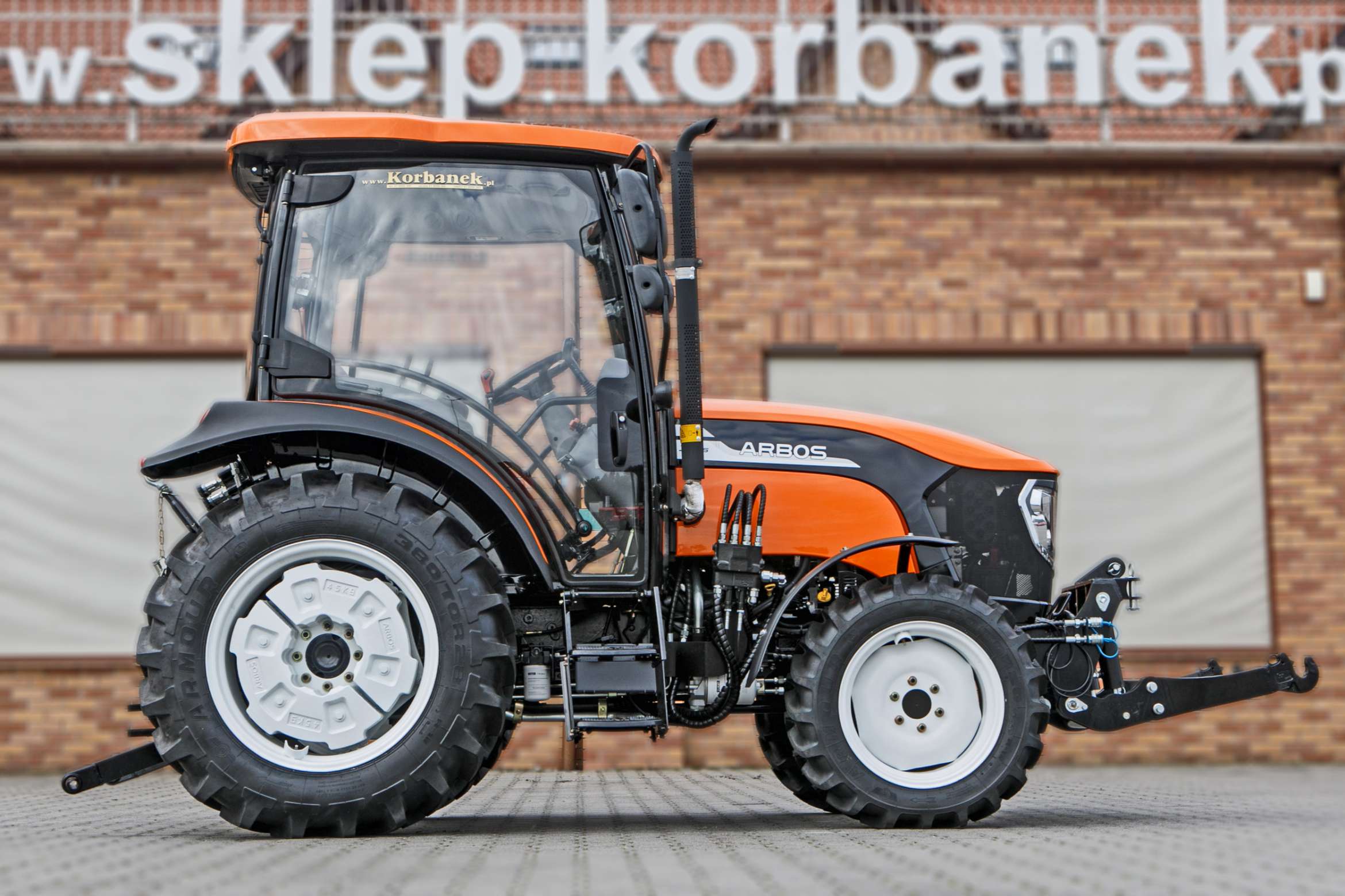 Ciągnik rolniczy Arbos 3055 widok z prawej strony