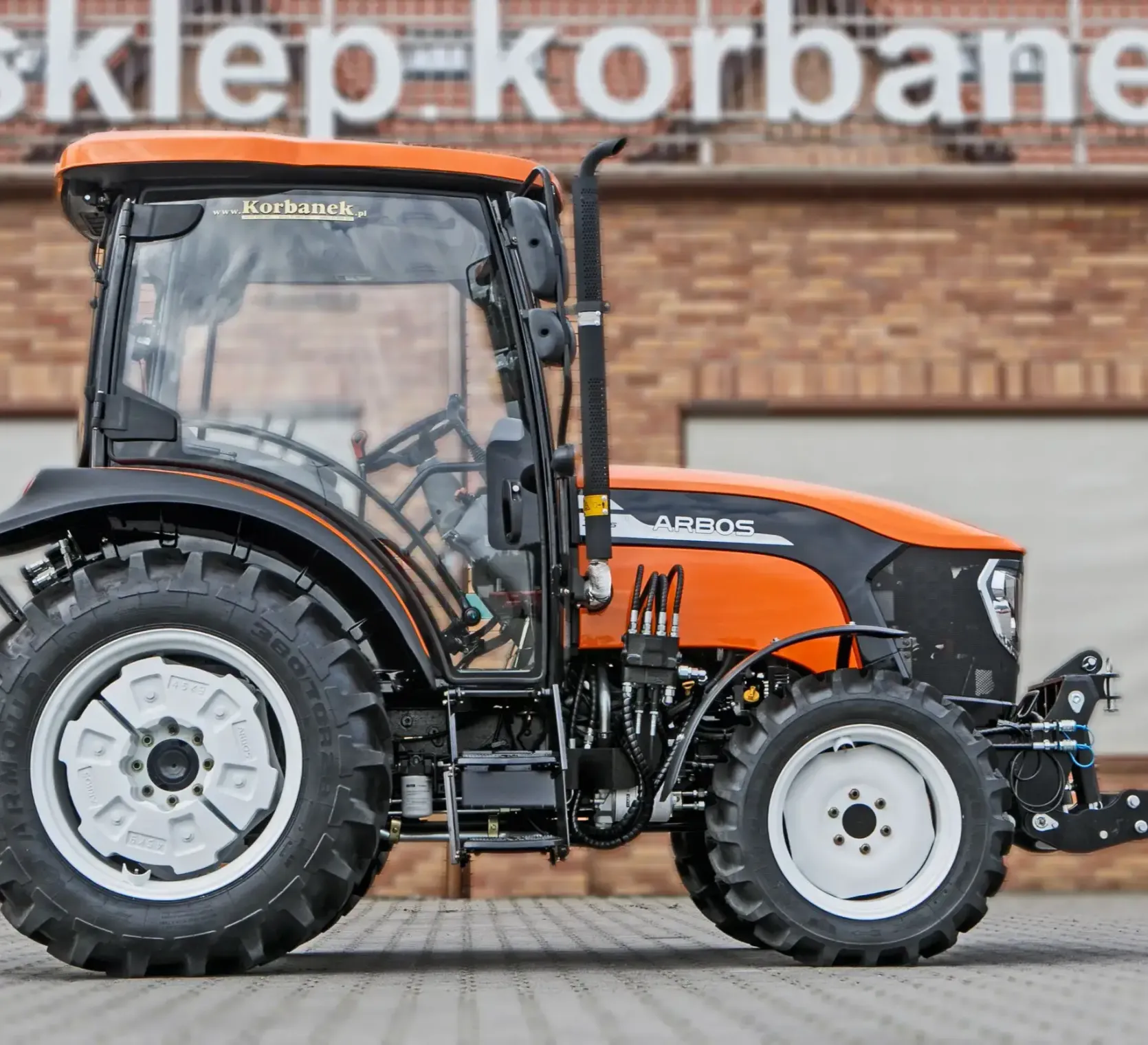 Ciągnik rolniczy Arbos 3055 widok z prawej strony