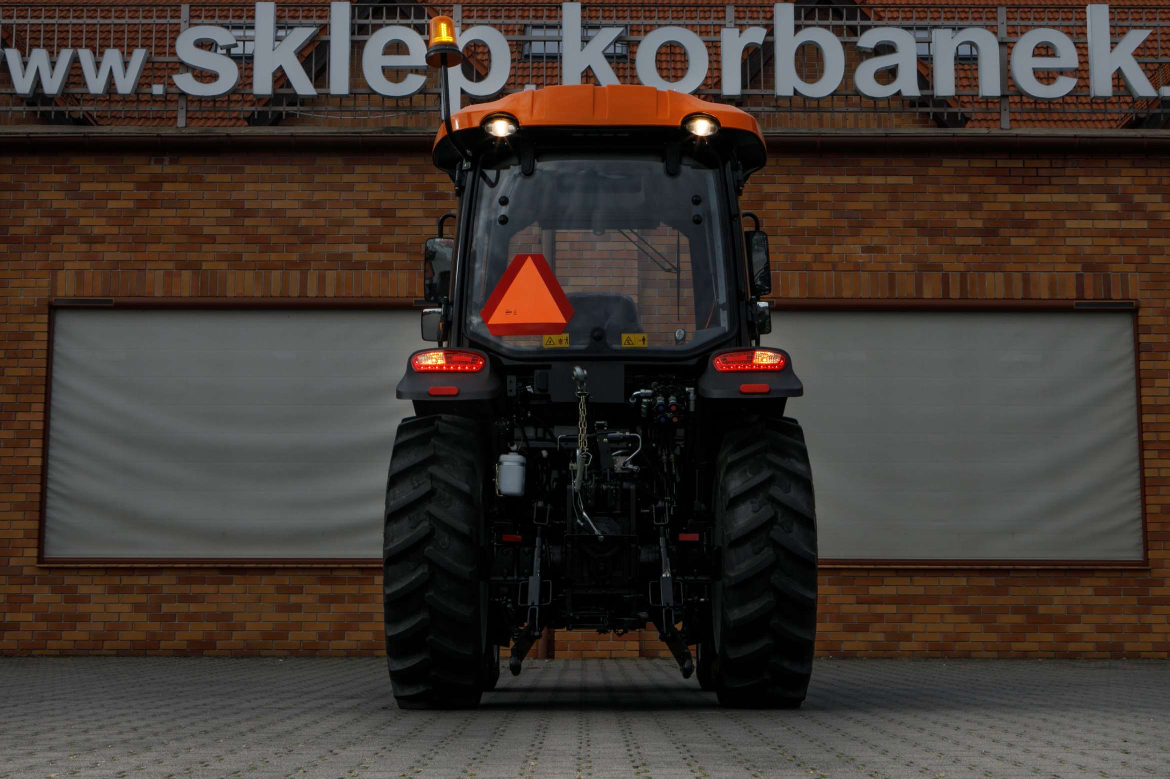 Pełne oświetlenie robocze ciągnika Arbos 3055 z tyłu