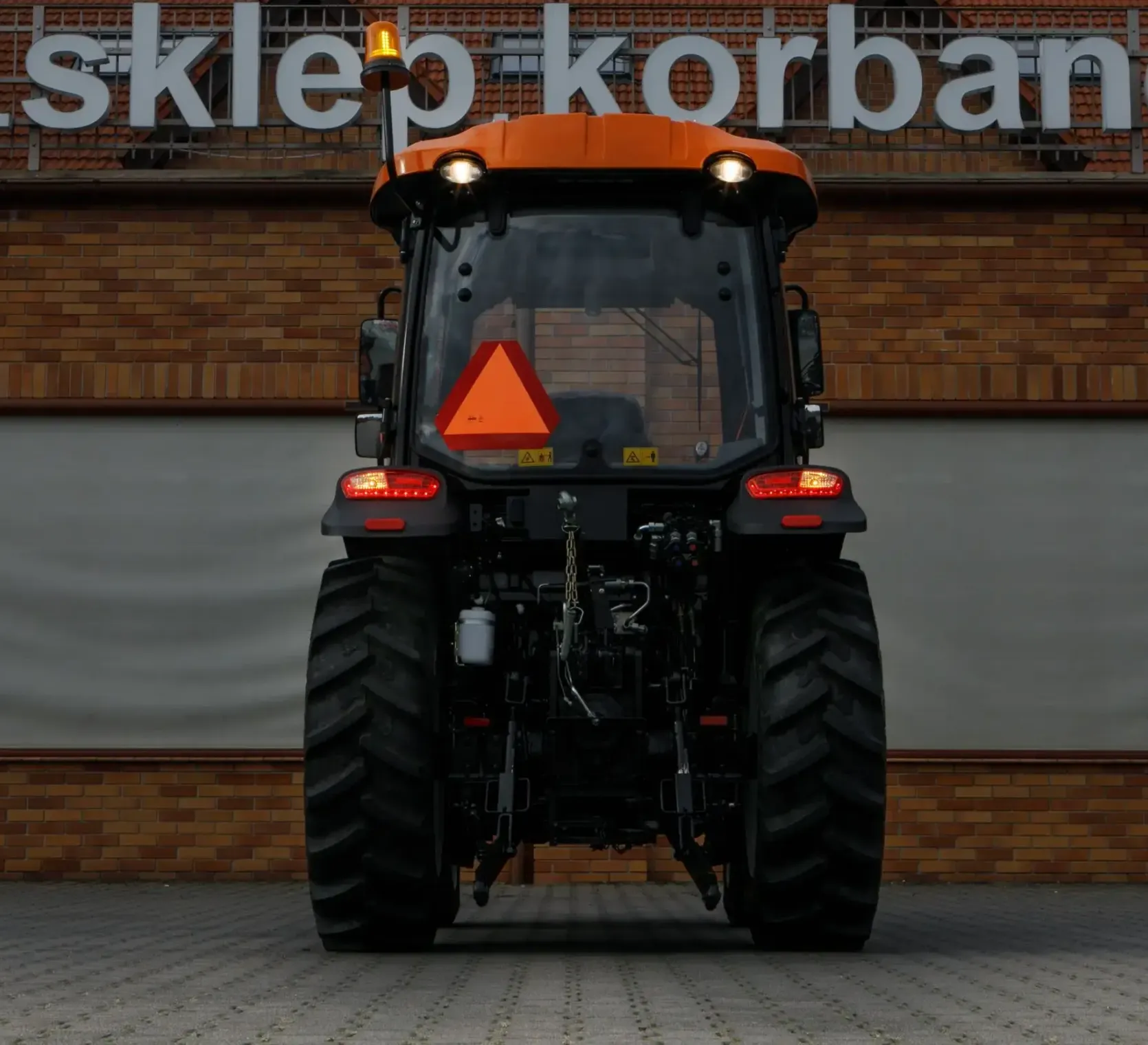 Pełne oświetlenie robocze ciągnika Arbos 3055 z tyłu
