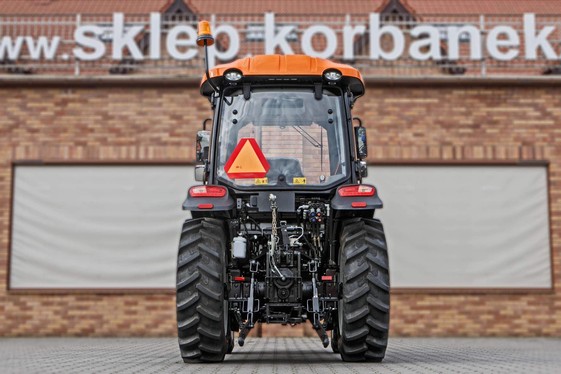 Ciągnik rolniczy Arbos 3055 z tyłu