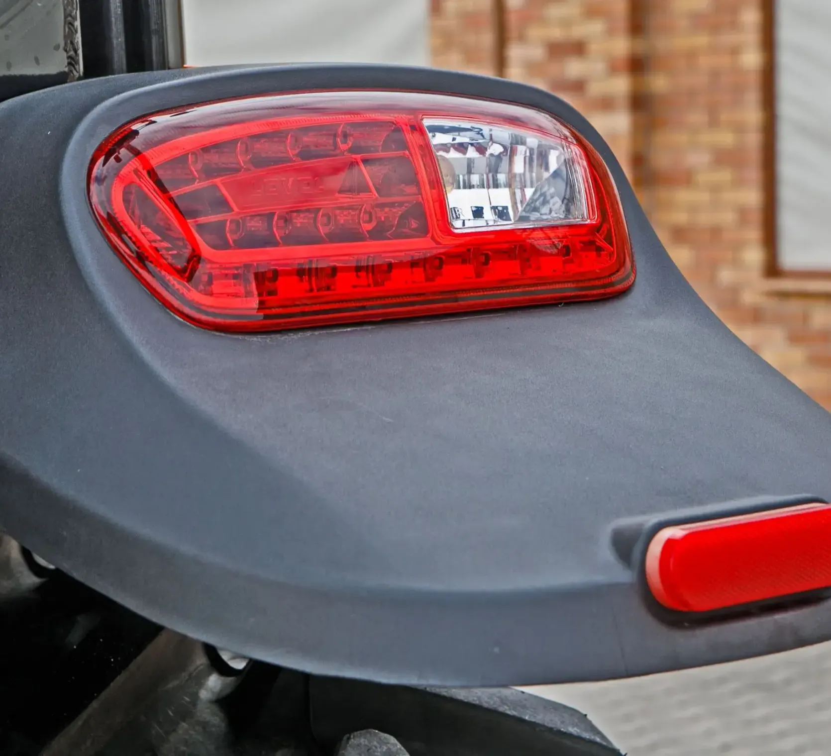 Tylna lampa ciągnika komunalnego Arbos 3055