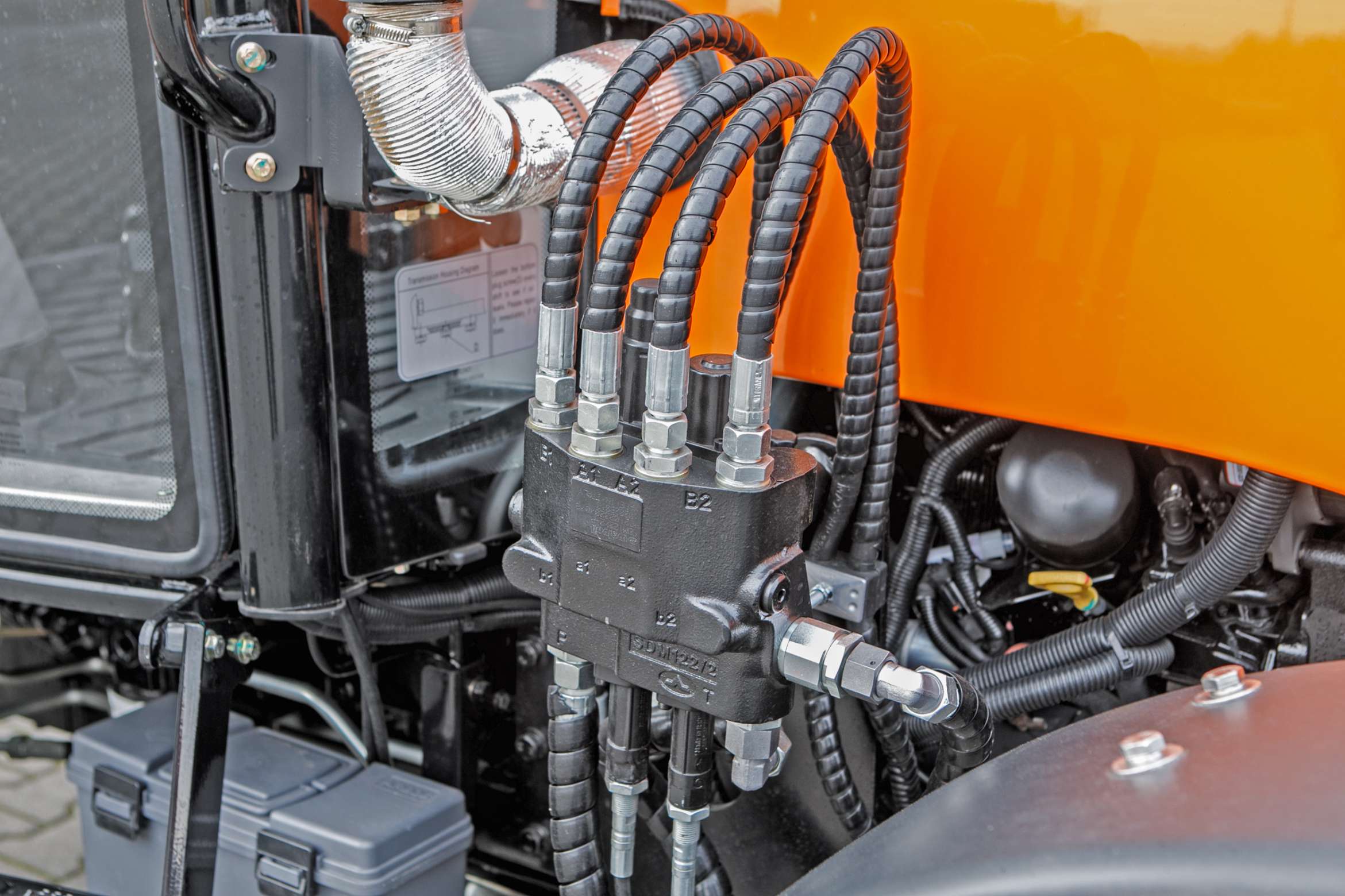 Rozdzielacz hydrauliczny sterowania przednim TUZ