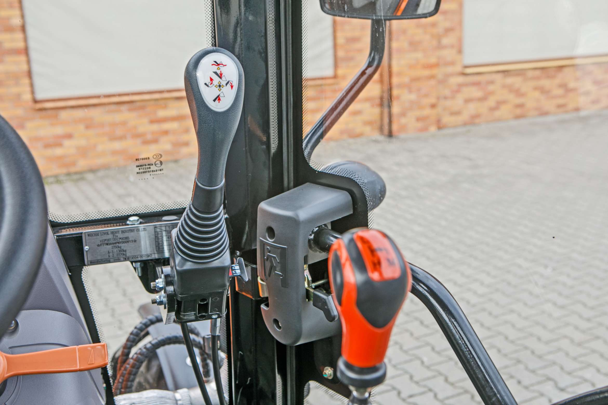 Joystick sterowania przednim TUZ w ciągniku komunalnym Arbos 3055