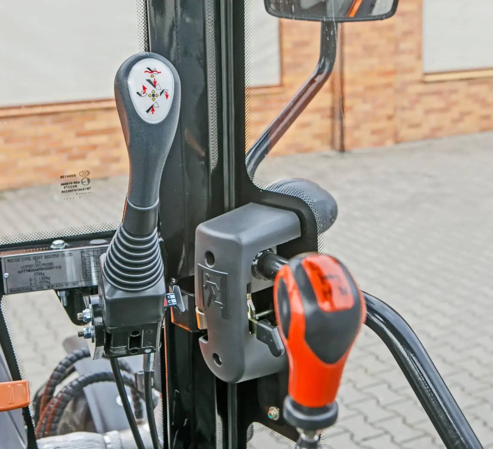 Joystick sterowania przednim TUZ w ciągniku komunalnym Arbos 3055