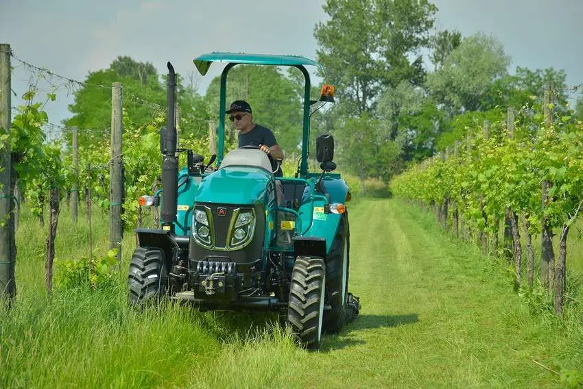 Ciągnik Arbos 3055 w wersji platformowej to kompaktowy ciągnik do twojego gospodarstwa