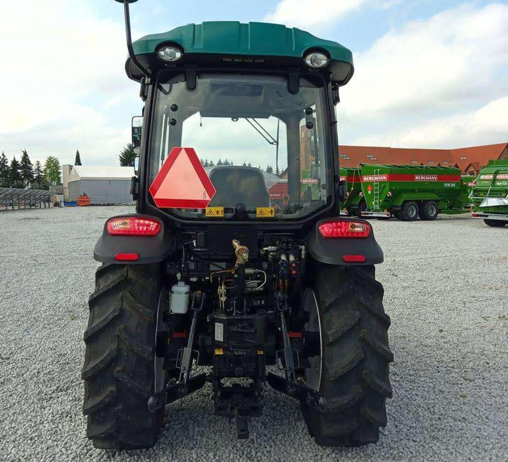 Ciągnik rolniczy Arbos 3055 z tyłu