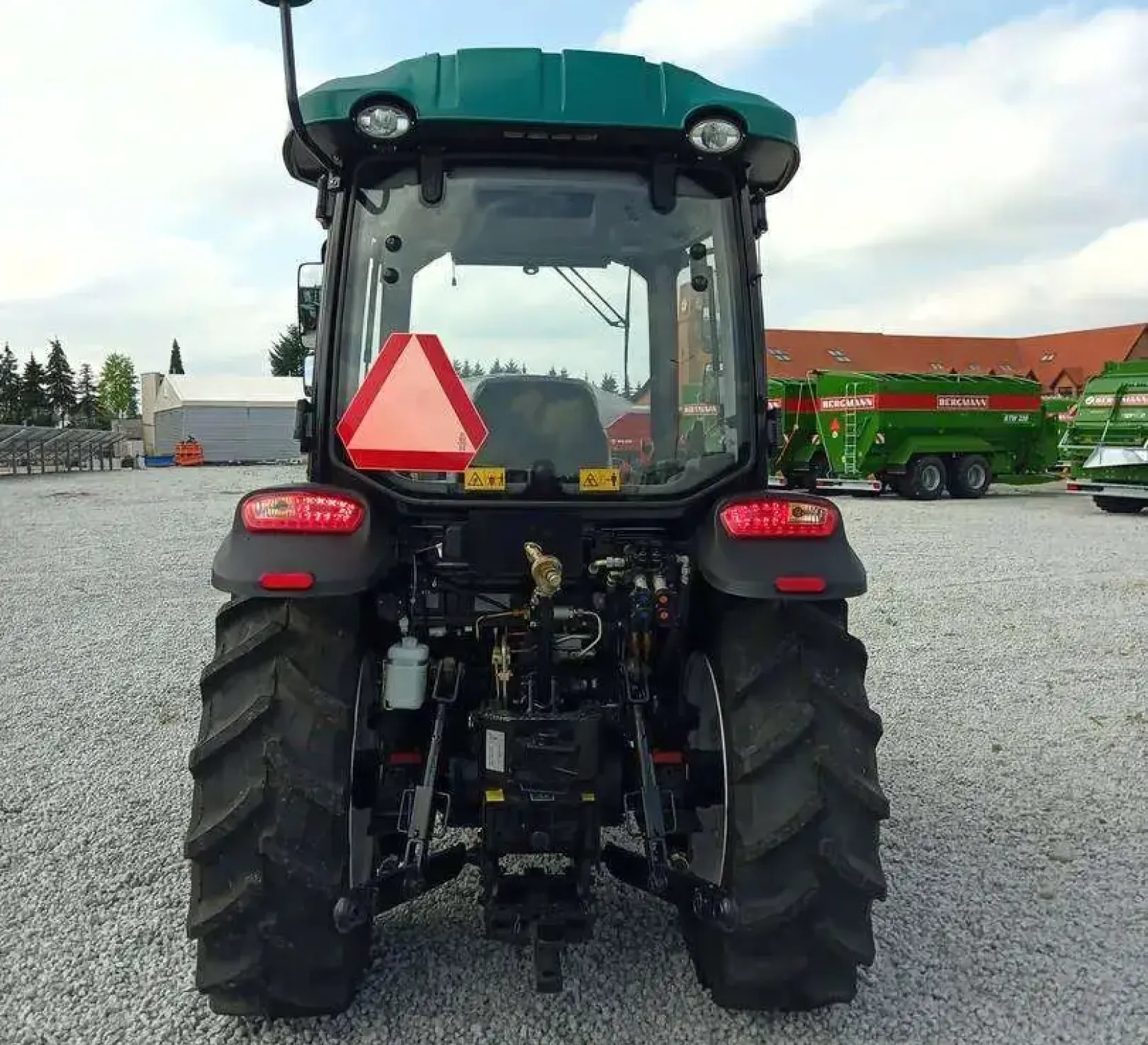 Ciągnik rolniczy Arbos 3055 z tyłu