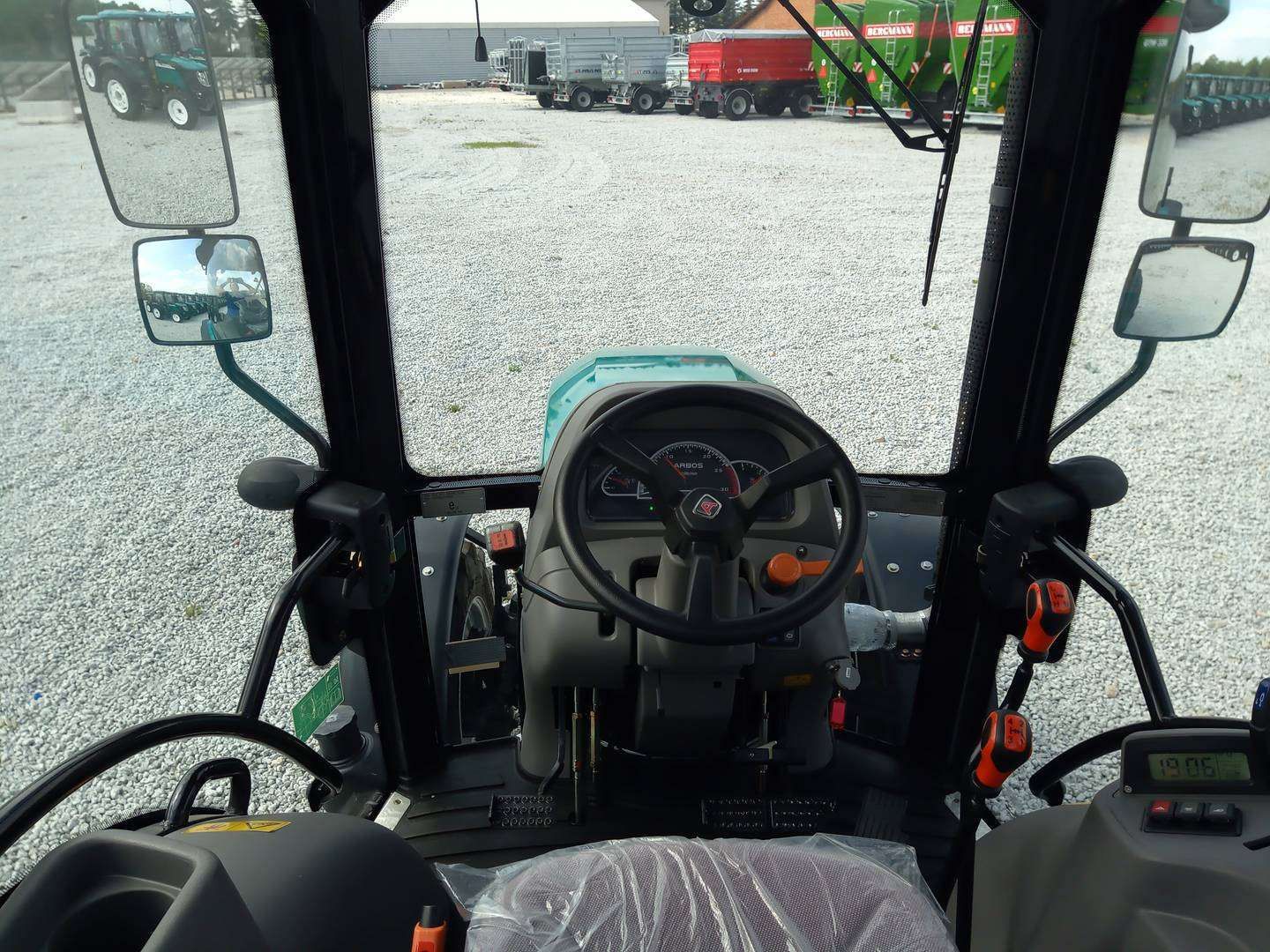 Wnętrze kabiny ciągnika Arbos 3055