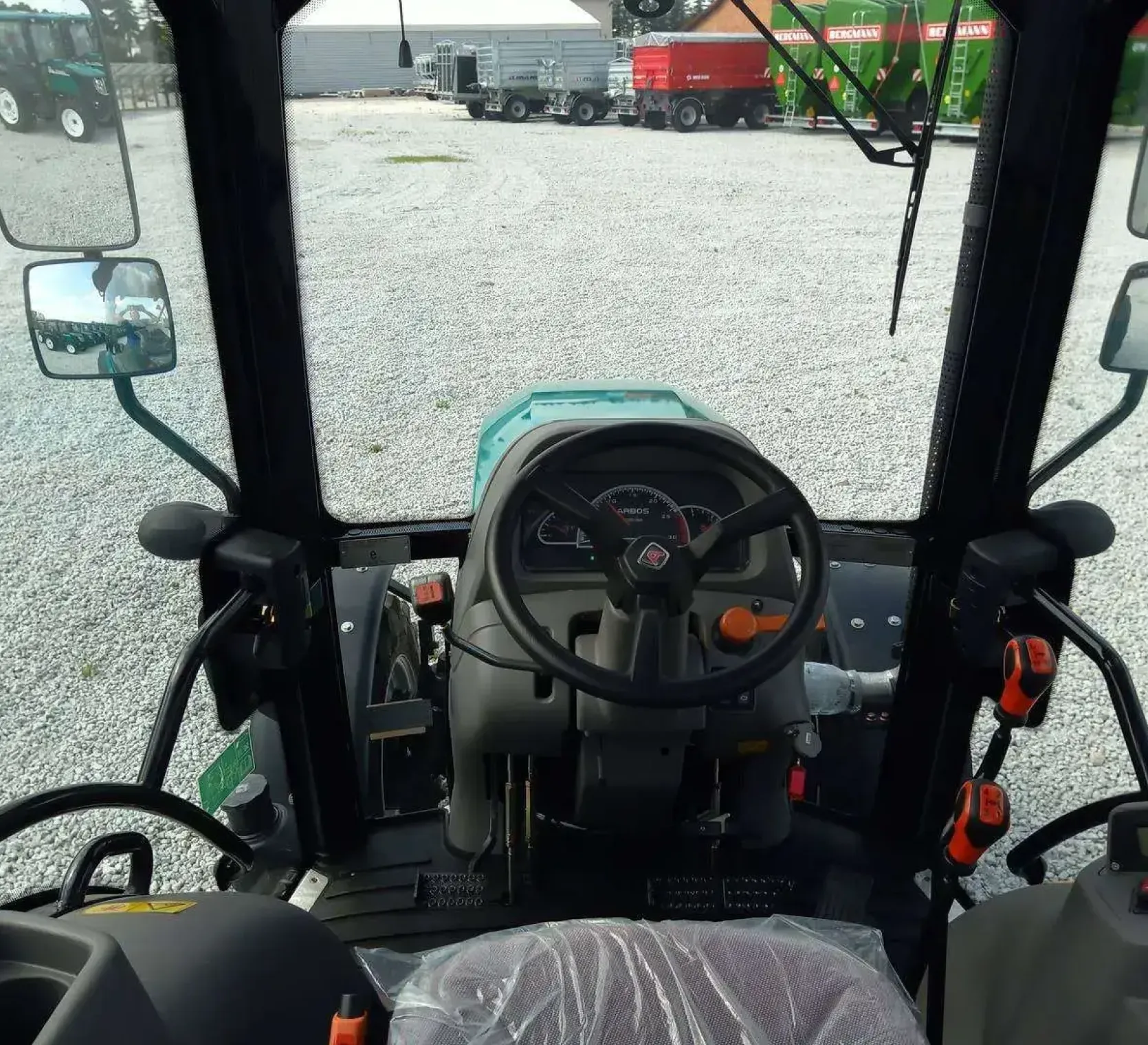 Wnętrze kabiny ciągnika Arbos 3055