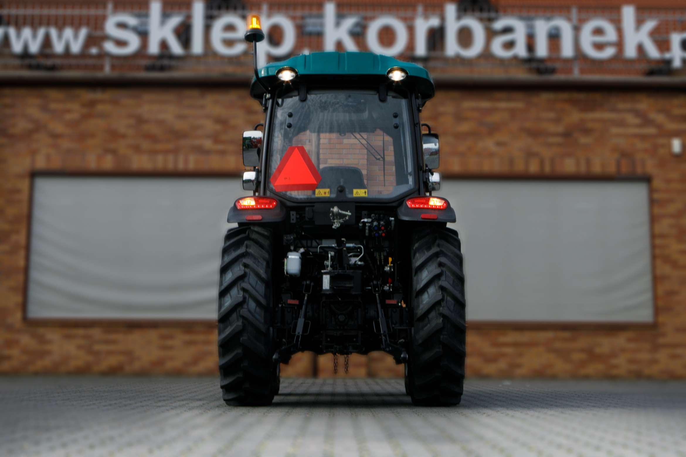 Ciągnik rolniczy Arbos 3065 Stage V widok na tylne oświetlenie