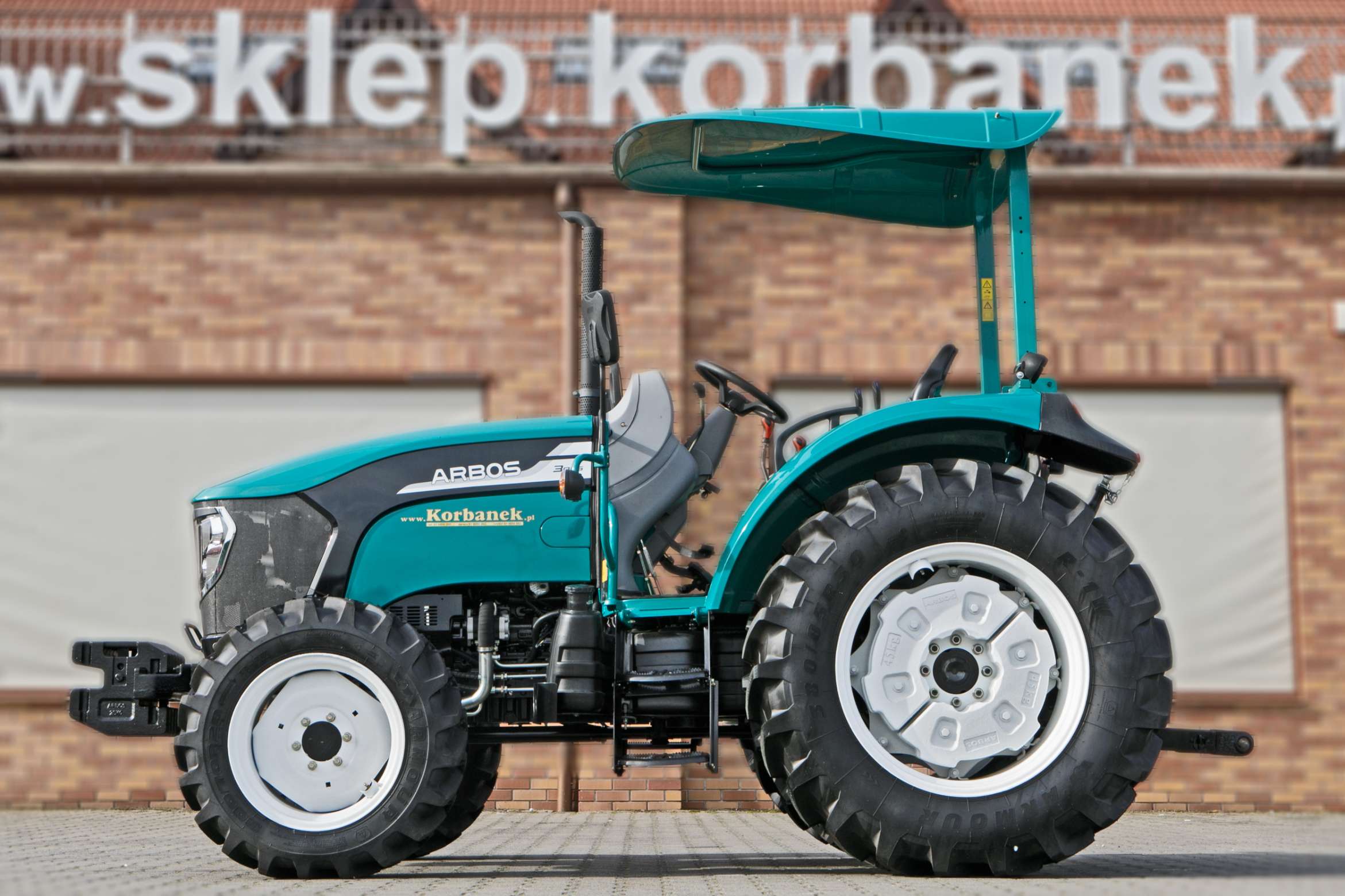 Ciągnik rolniczy Arbos 3065 widok z lewej strony