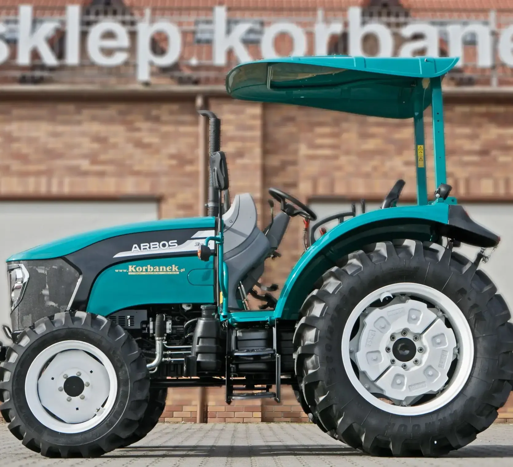 Ciągnik rolniczy Arbos 3065 widok z lewej strony
