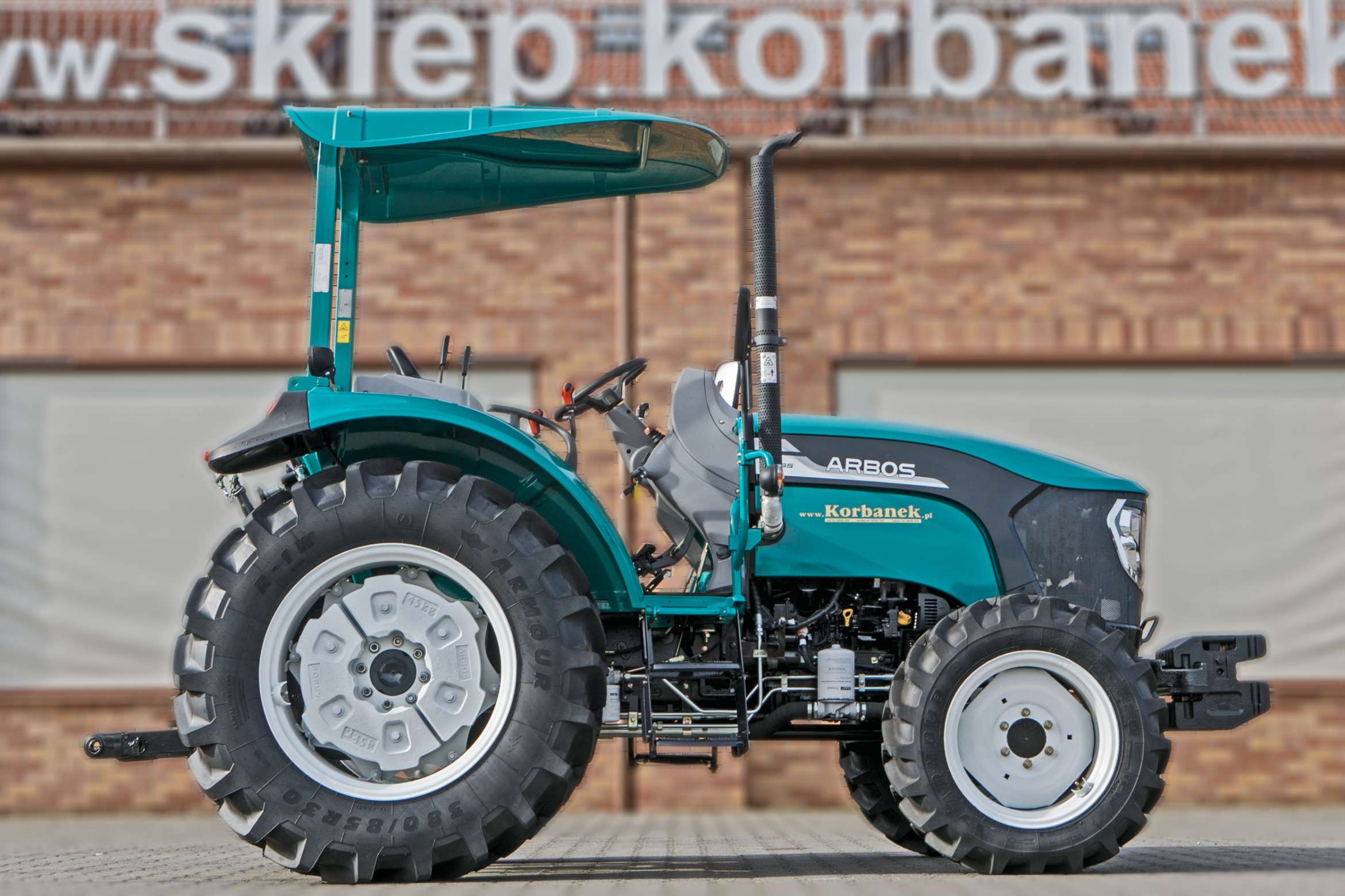 Ciągnik rolniczy Arbos 3065 widok z prawej strony