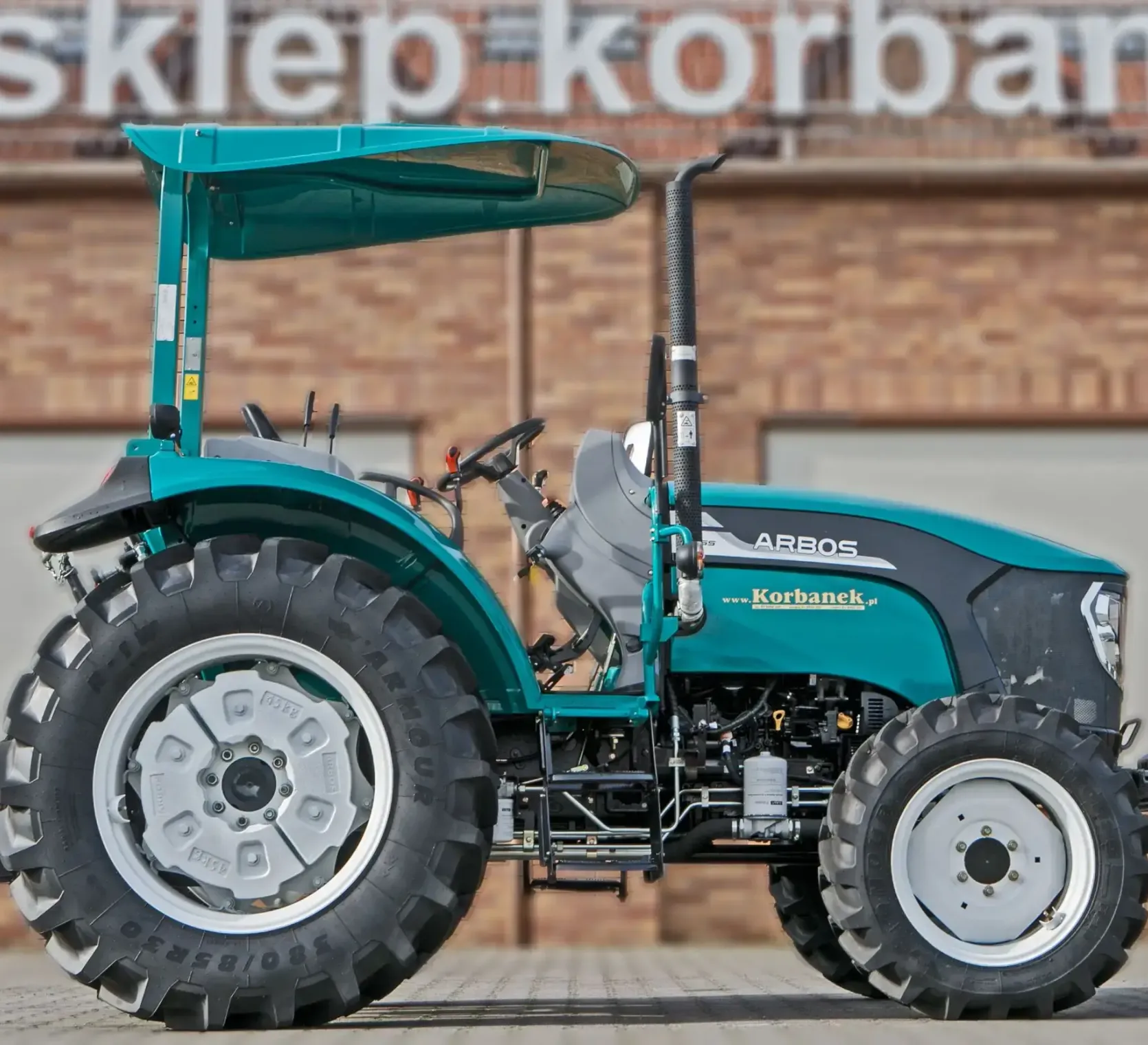 Ciągnik rolniczy Arbos 3065 widok z prawej strony