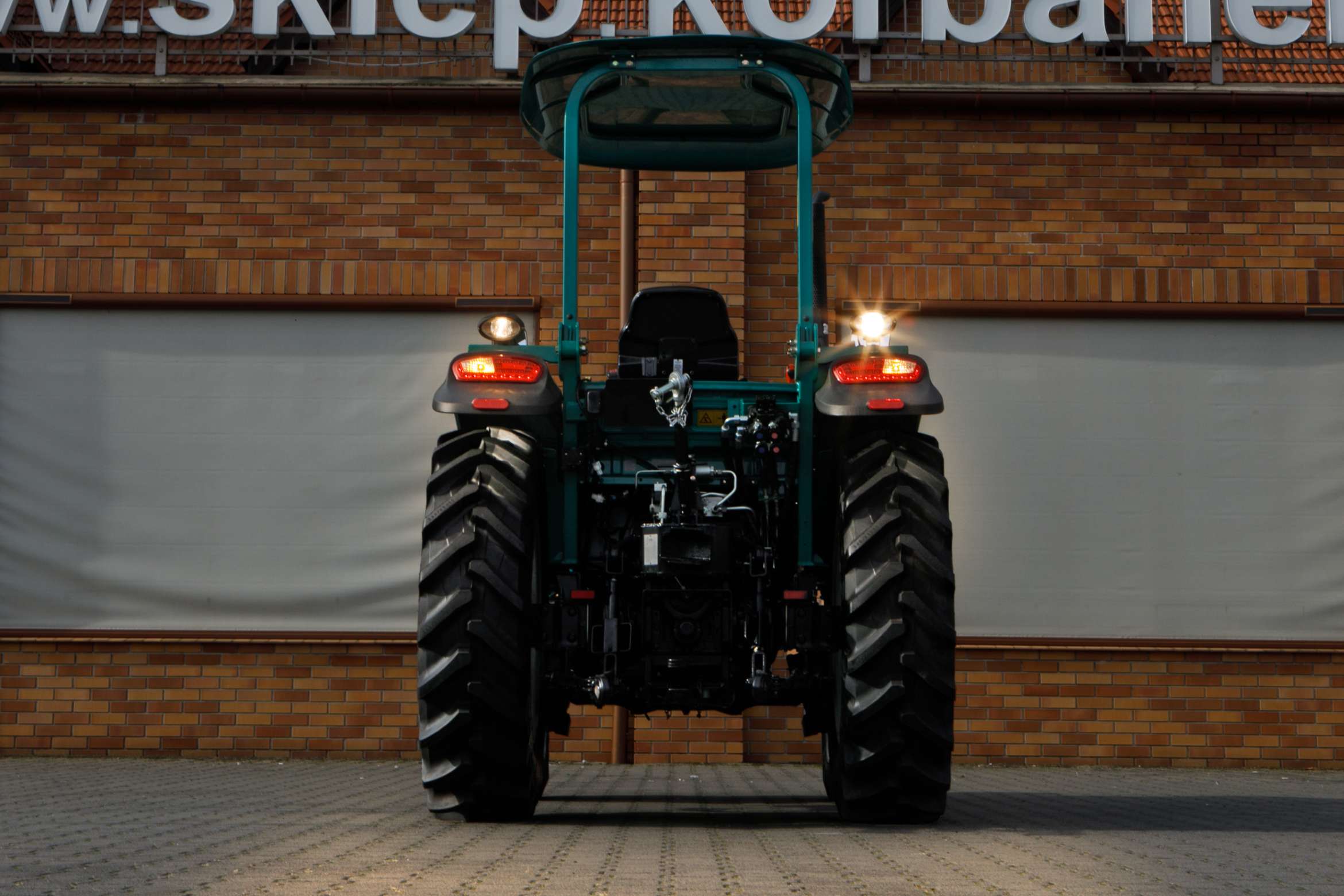 Pełne oświetlenie robocze ciągnika Arbos 3065 z tyłu