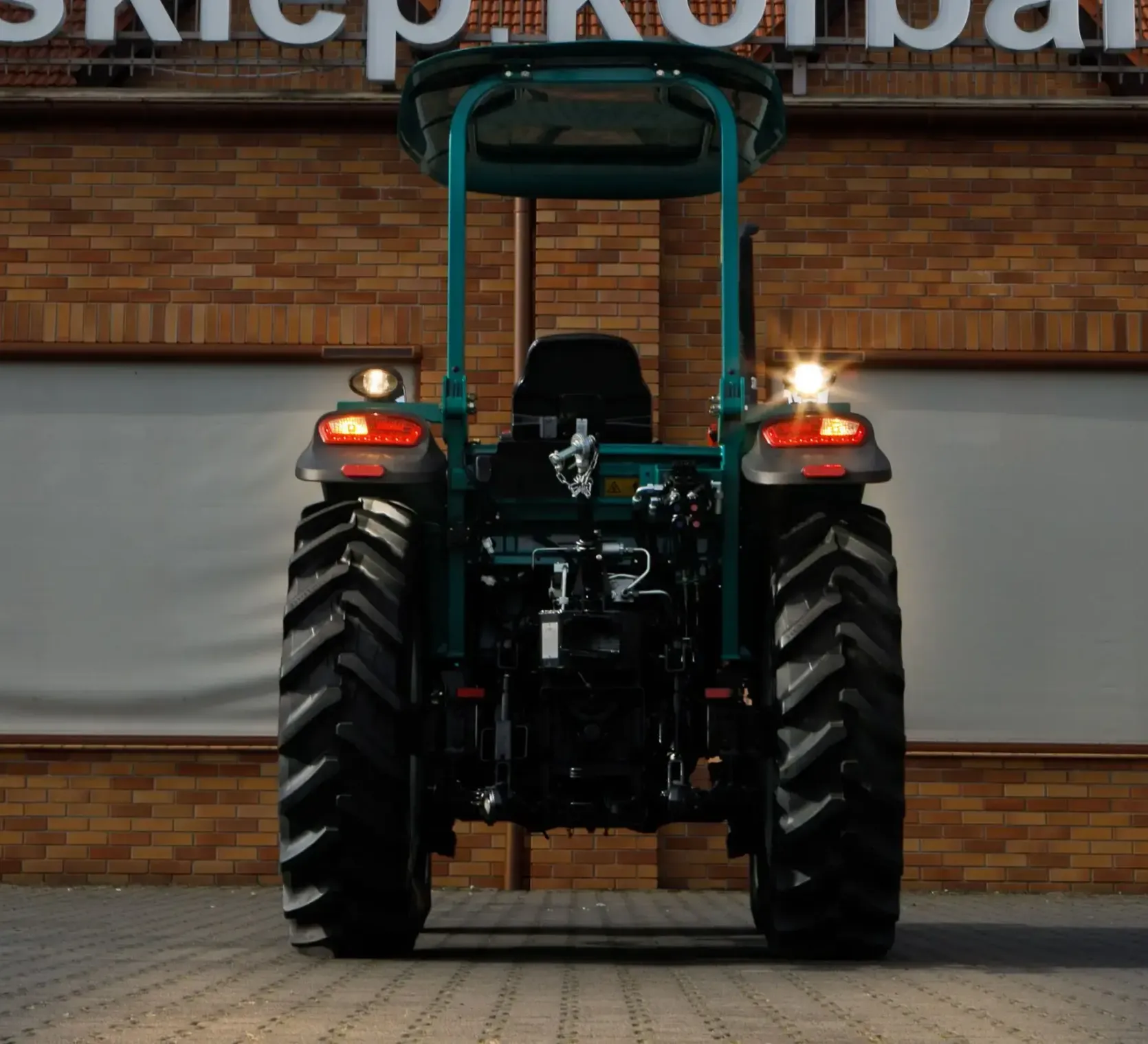 Pełne oświetlenie robocze ciągnika Arbos 3065 z tyłu
