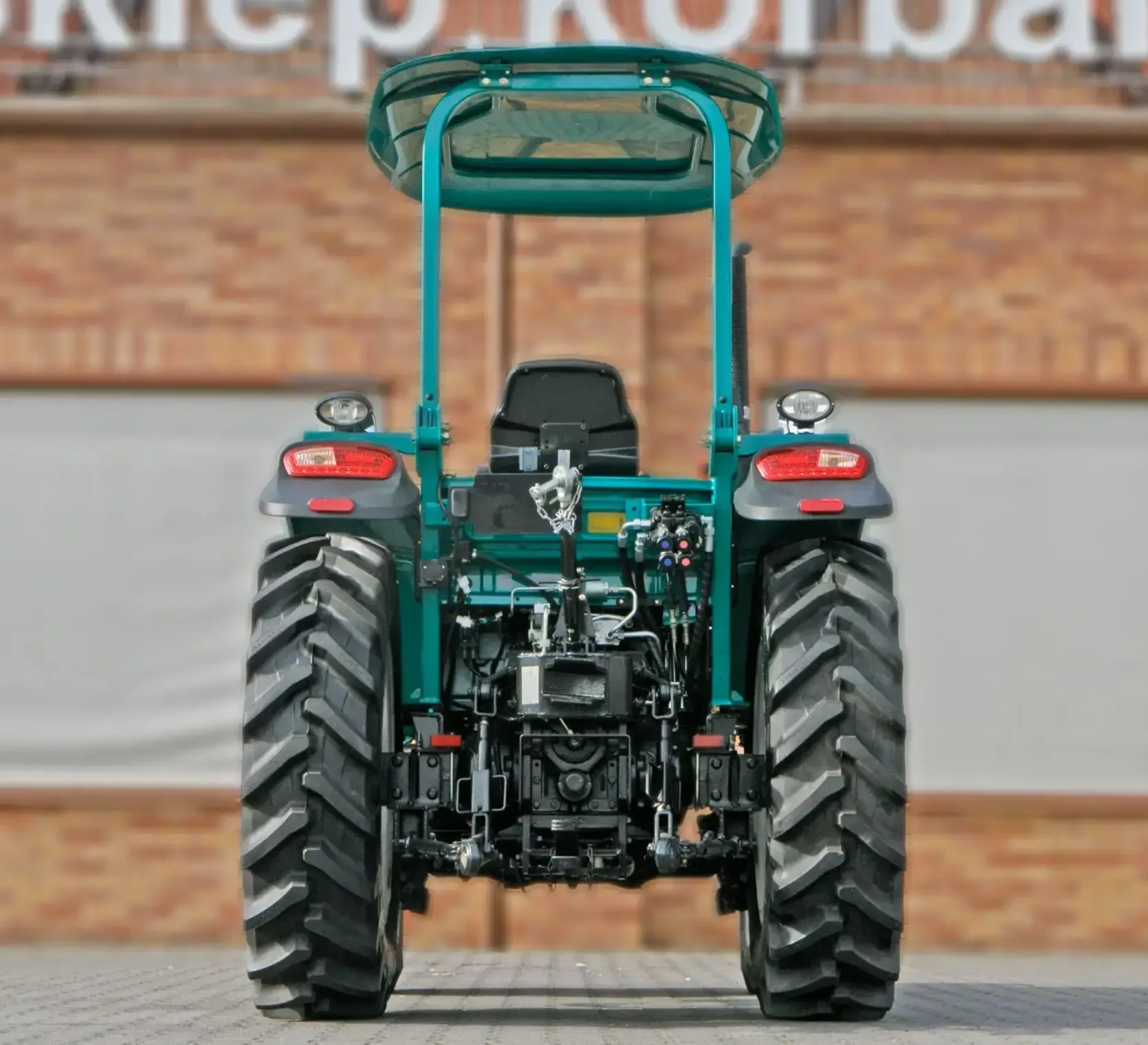 Ciągnik rolniczy Arbos 3065 z tyłu