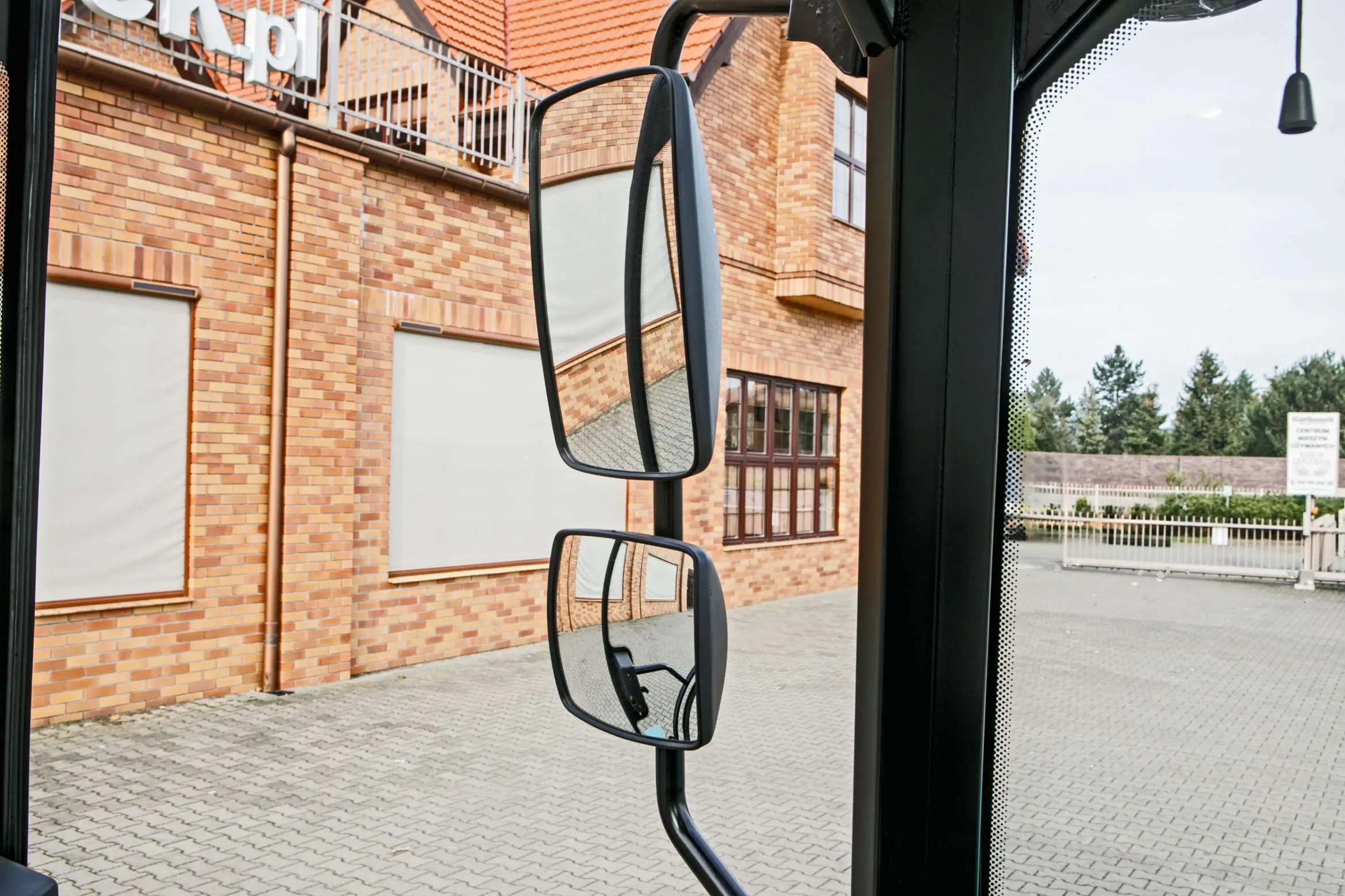 Ciągnik rolniczy Arbos 3065 Stage V widok na lusterka