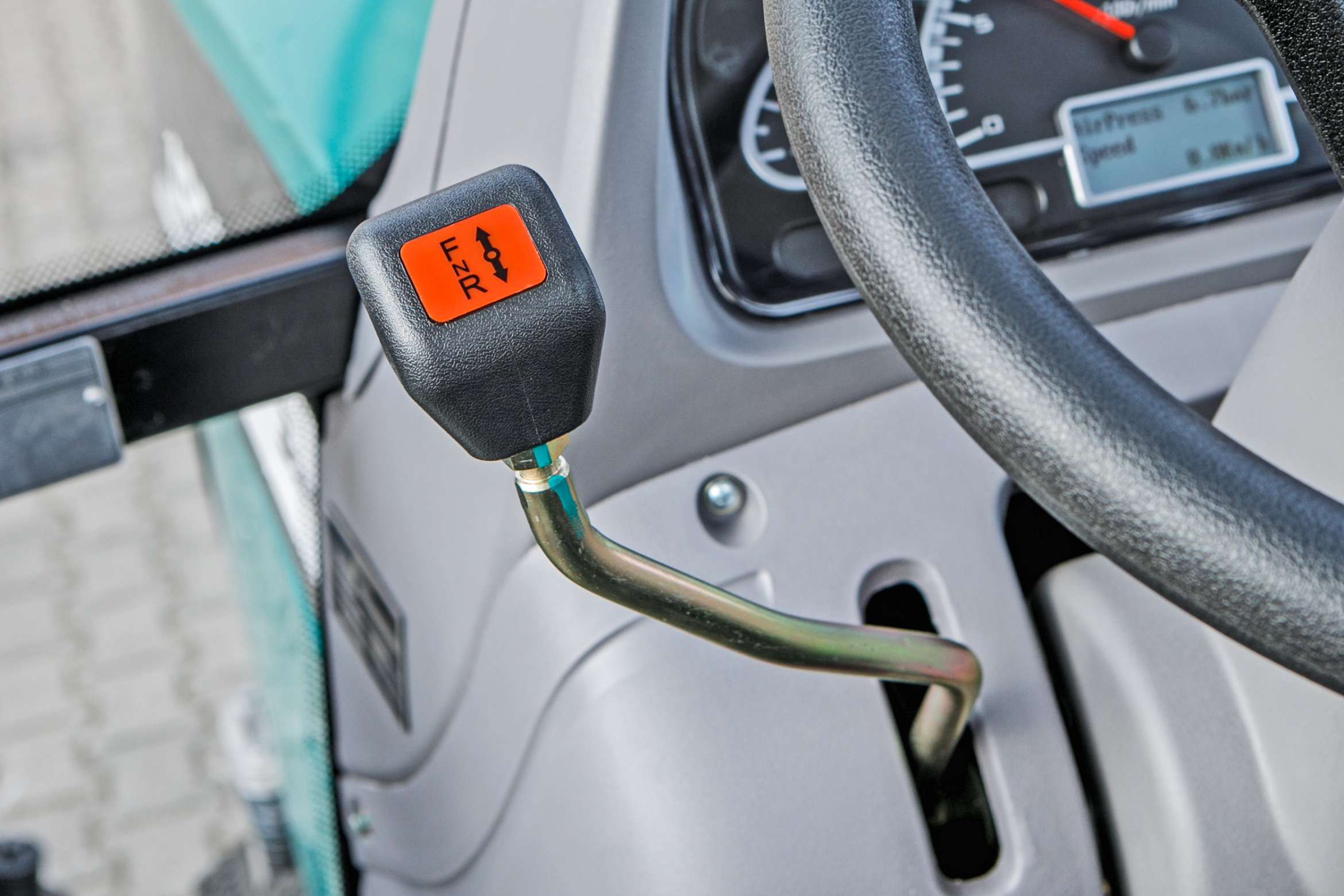 Ciągnik rolniczy Arbos 3065 Stage V widok na rewers mechaniczny