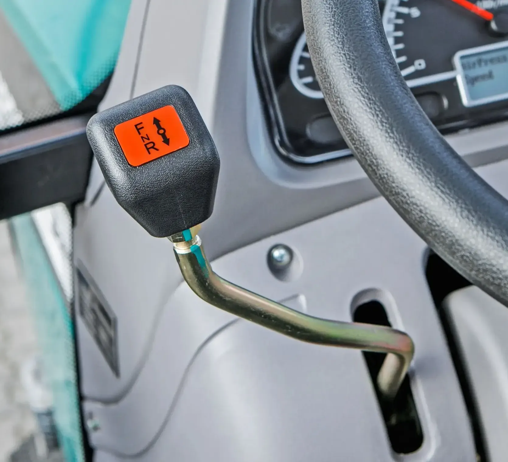 Ciągnik rolniczy Arbos 3065 Stage V widok na rewers mechaniczny