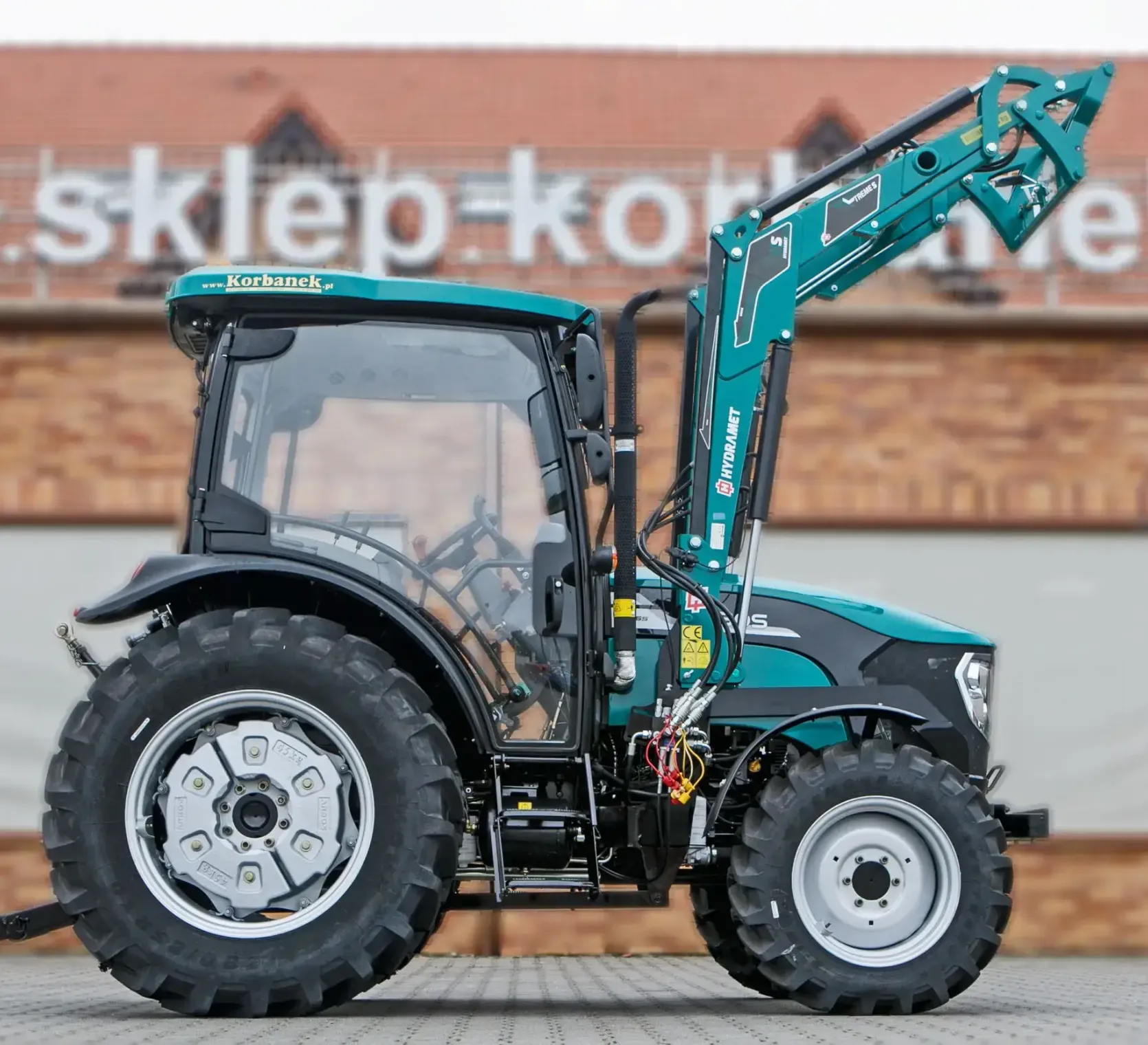 Ciągnik rolniczy Arbos 3065 z ładowaczem Xtreme widok z prawej strony