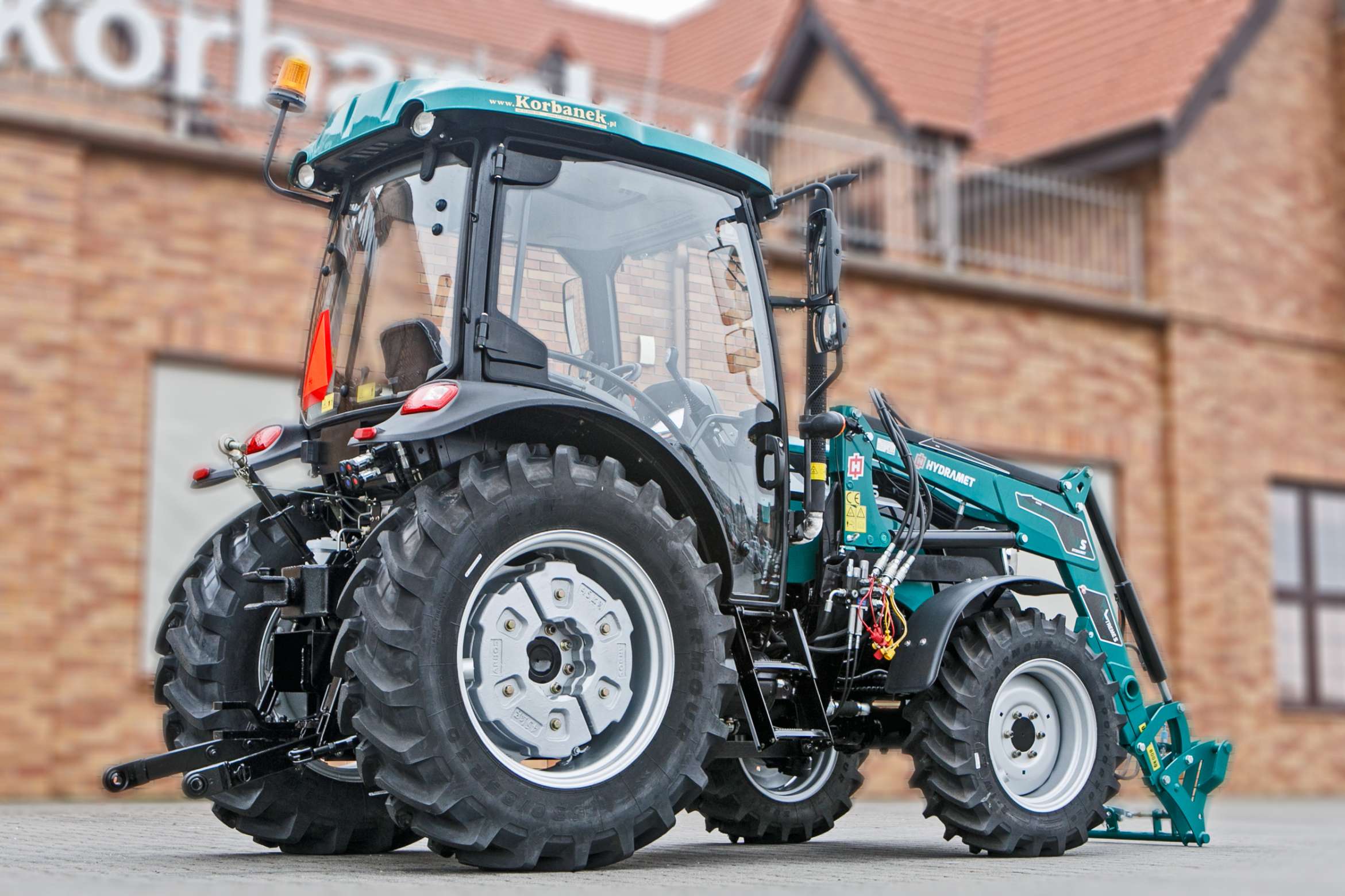 Ciągnik rolniczy Arbos 3065 z ładowaczem Xtreme widok tyłu z prawej strony