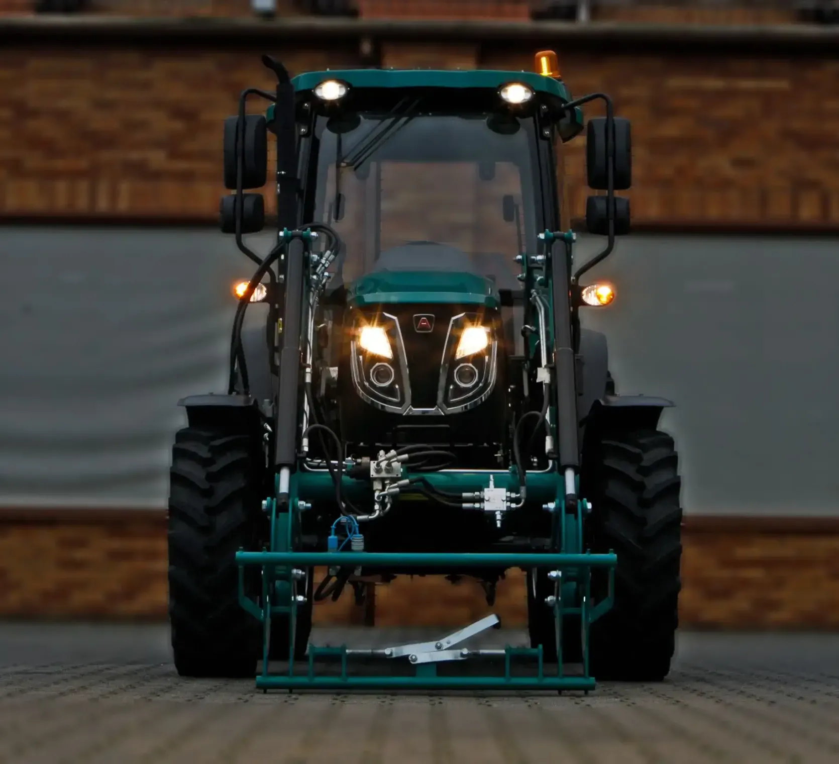 Pełne oświetlenie robocze ciągnika Arbos 3065