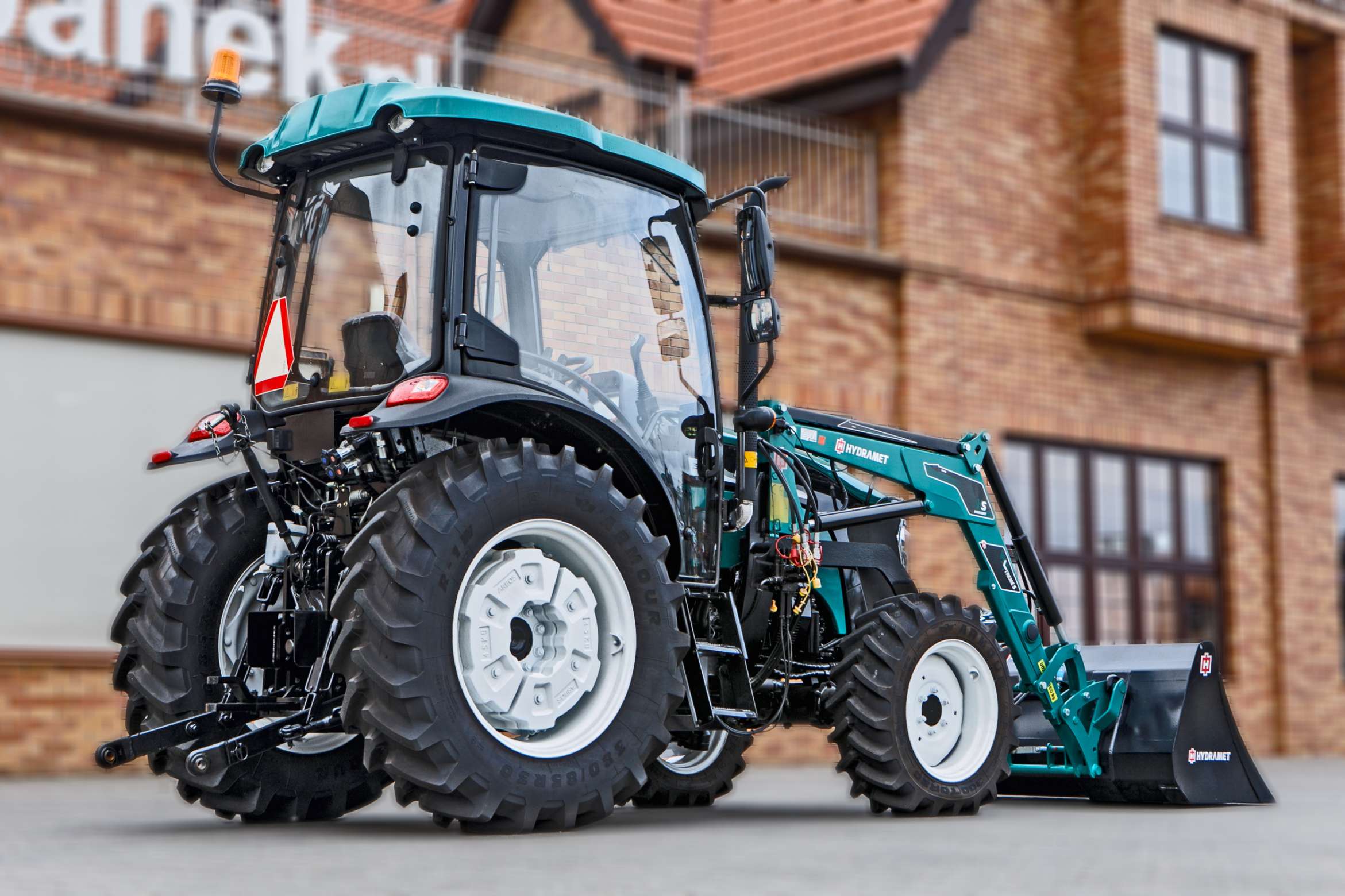 Ciągnik rolniczy Arbos 3075 + ładowacz Hydramet z tyłu