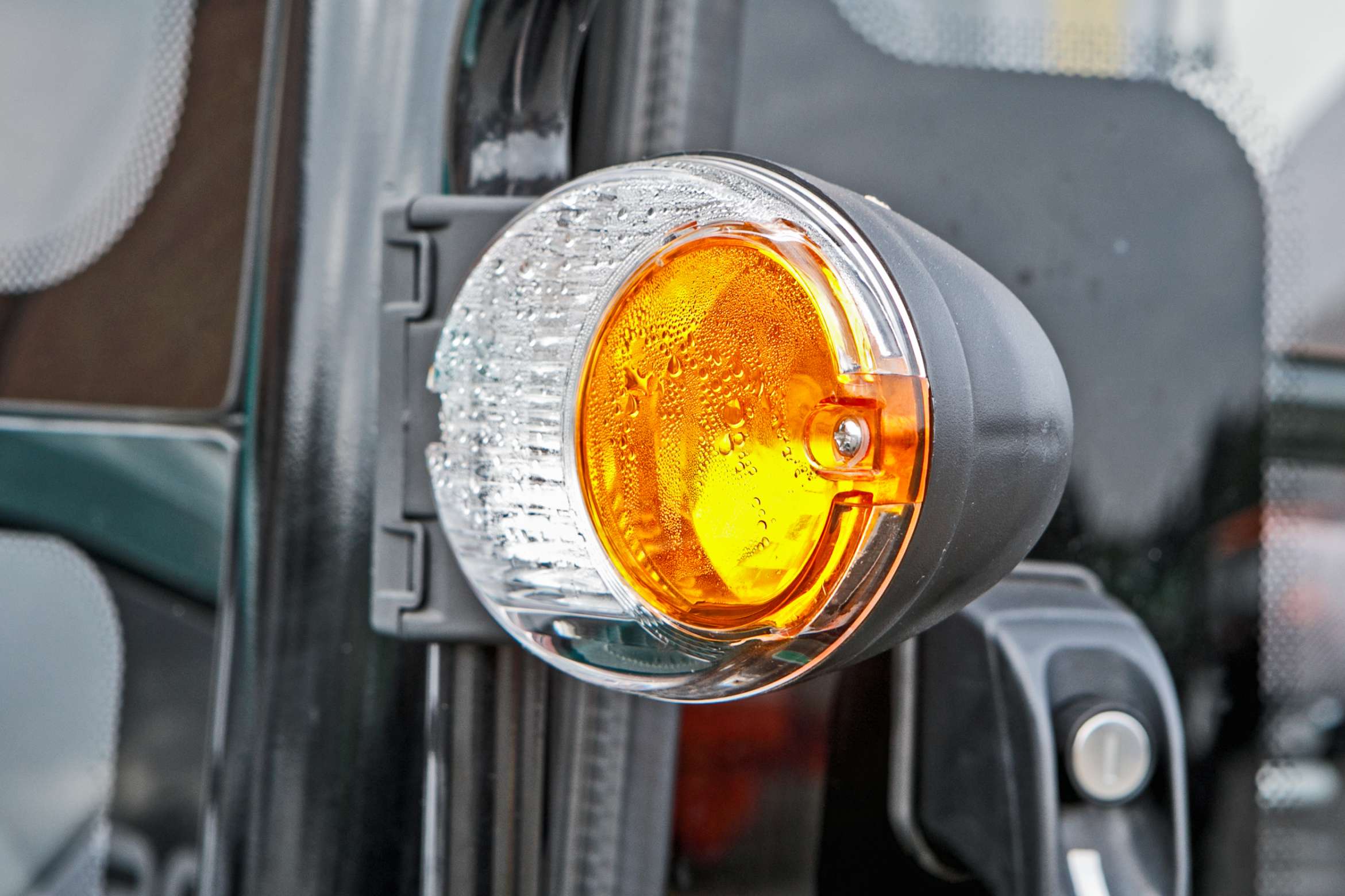 Ciągnik rolniczy Arbos 3075 Stage V widok na oświetlenie