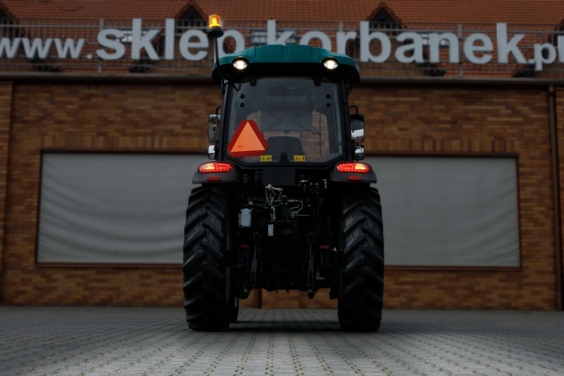 Ciągnik rolniczy Arbos 3075 Stage V widok na tylne oświetlenie