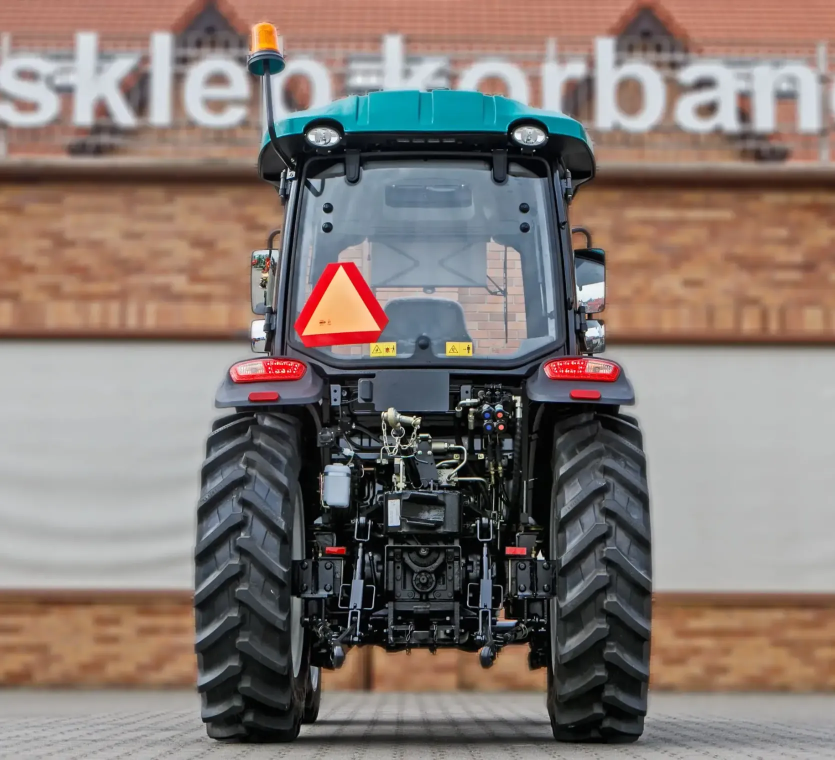 Ciągnik rolniczy Arbos 3075 Stage V widok na tył