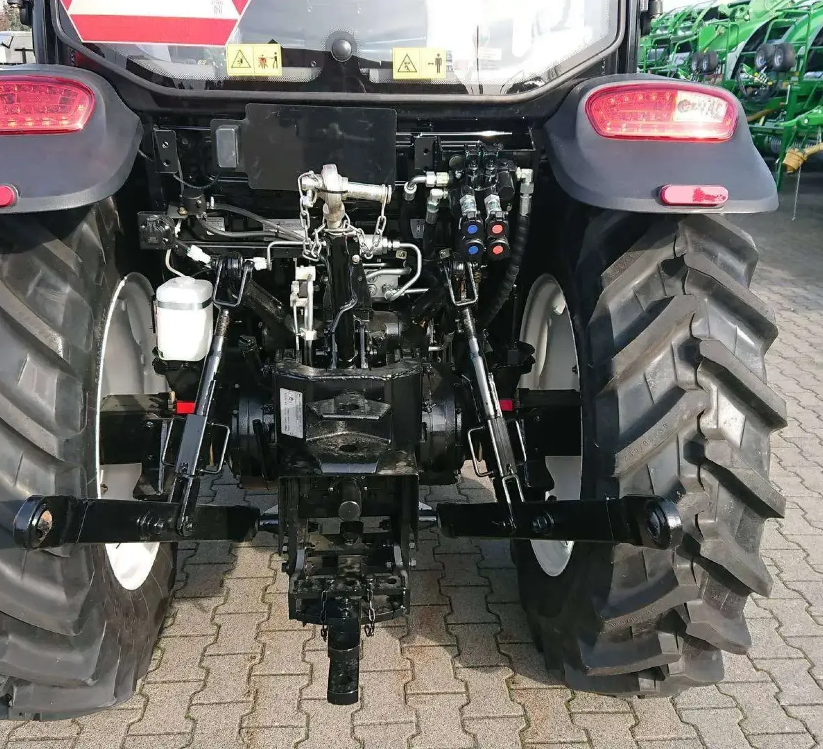 Podnośnik oraz zaczepy ciągnika Arbos 3075