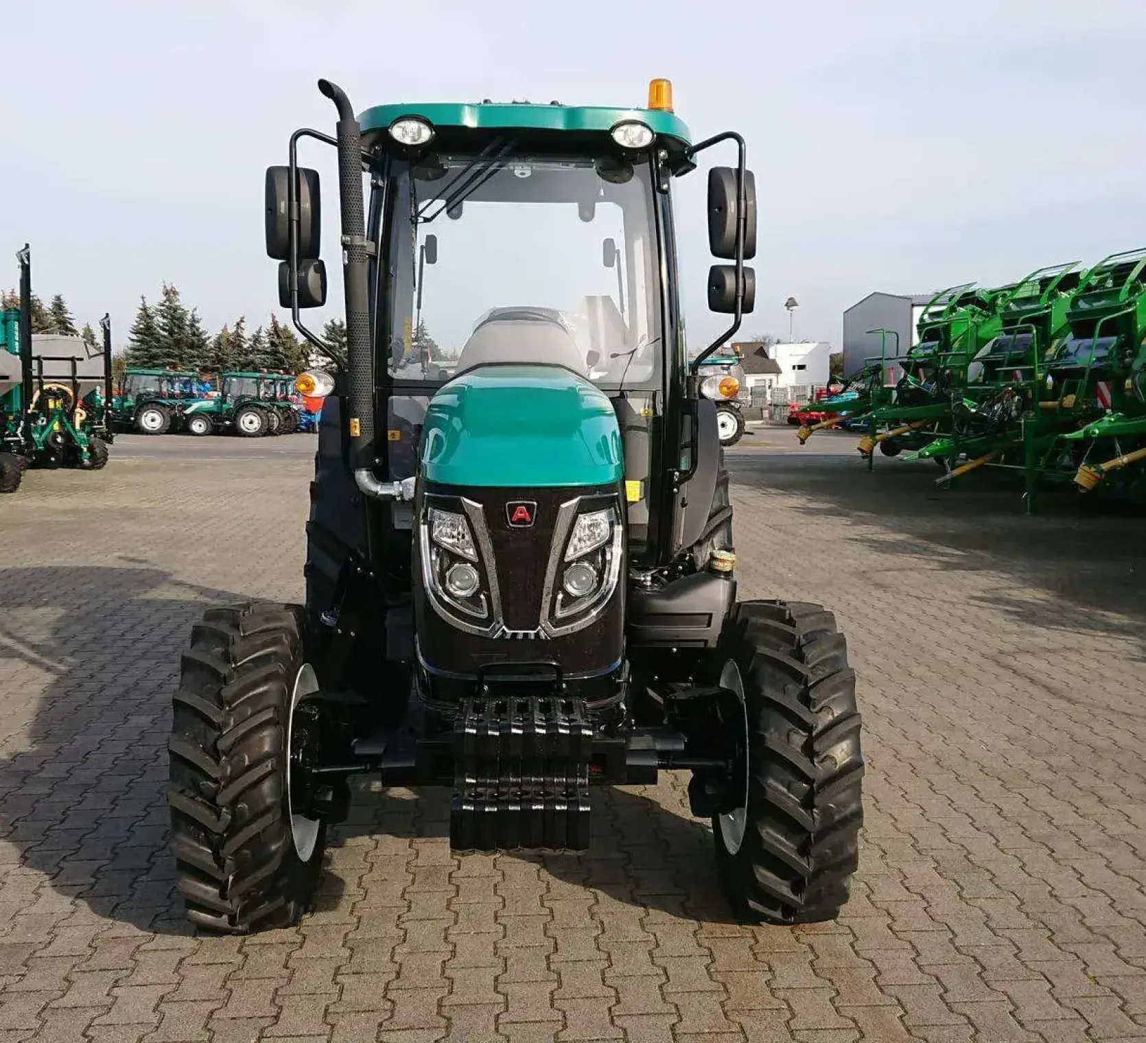 Ciągnik rolniczy Arbos 3075 z przodu