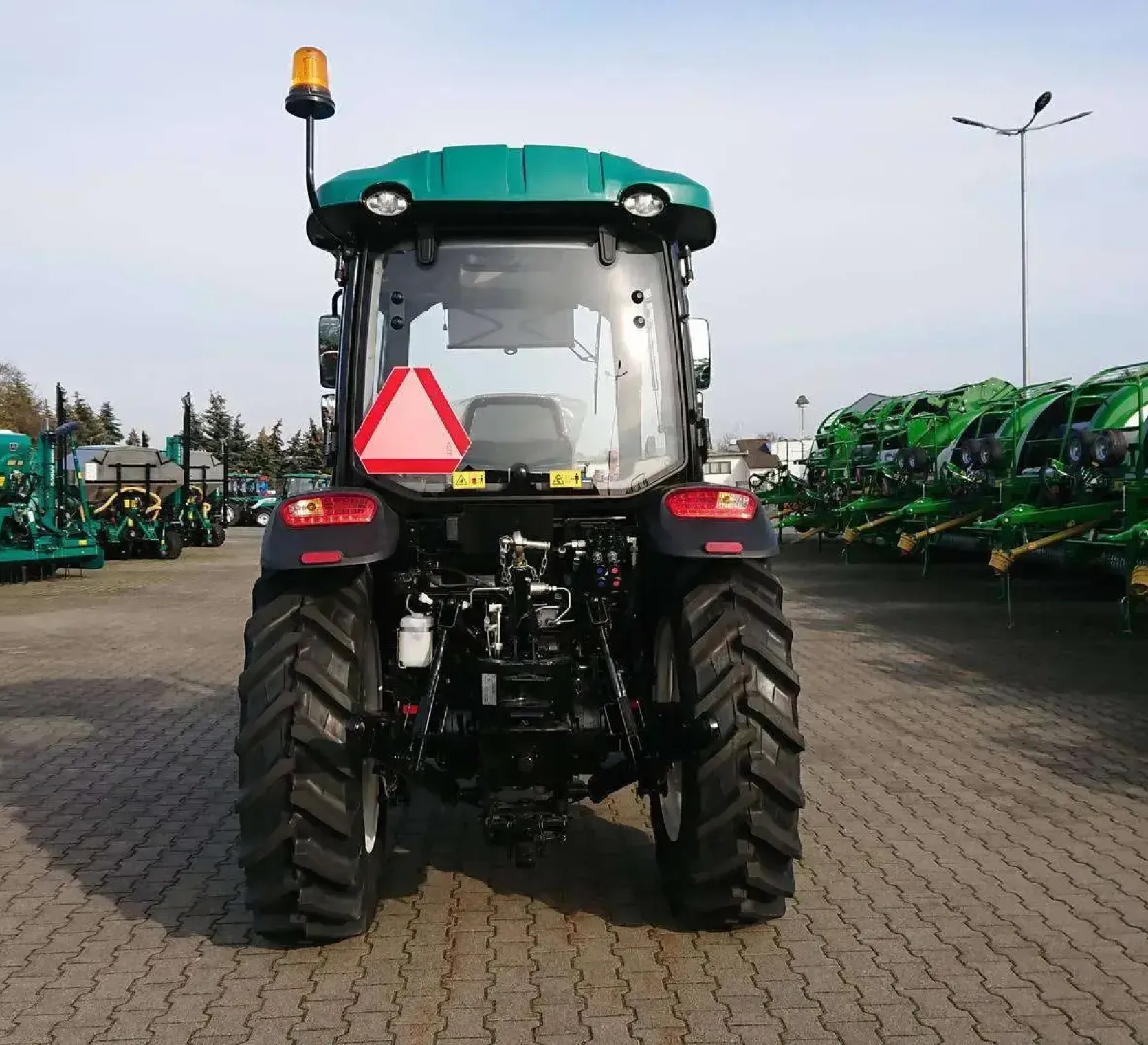 Ciągnik rolniczy Arbos 3075 z tyłu