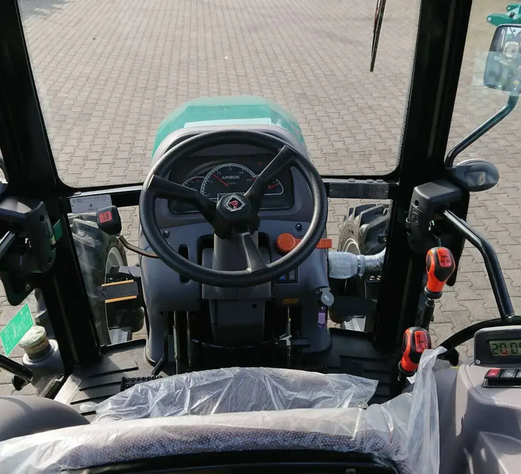 Wnętrze kabiny ciągnika Arbos 3075