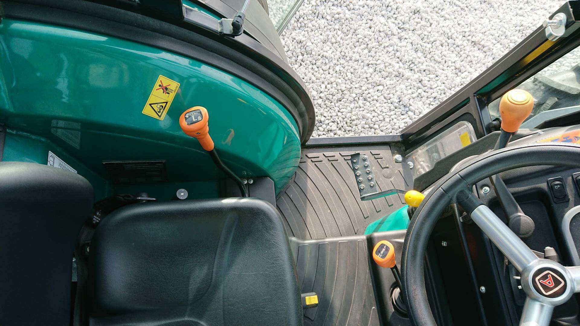 Lewy panel wnętrza kabiny ciągnika sadowniczego Arbos 4090F
