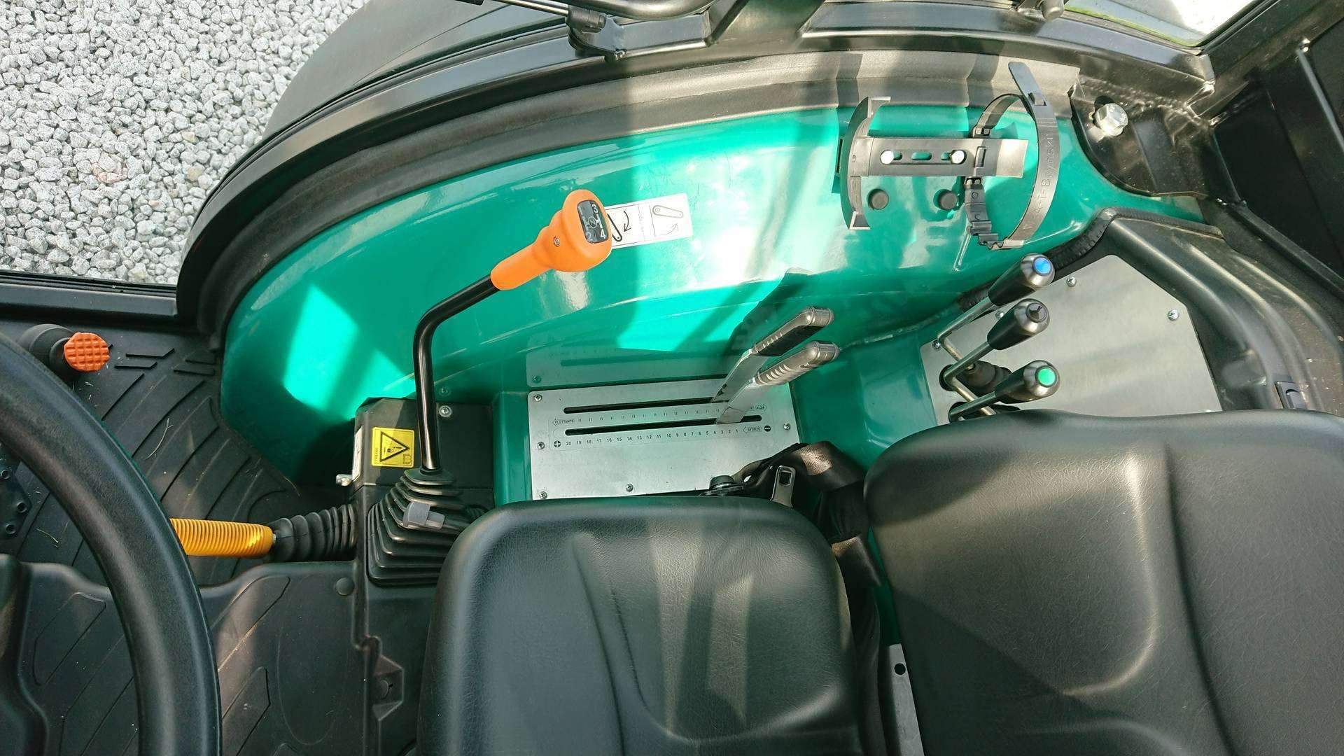 Dźwignie zmiany biegów, podnośnika oraz układu hydraulicznego ciągnika Arbos 4090F